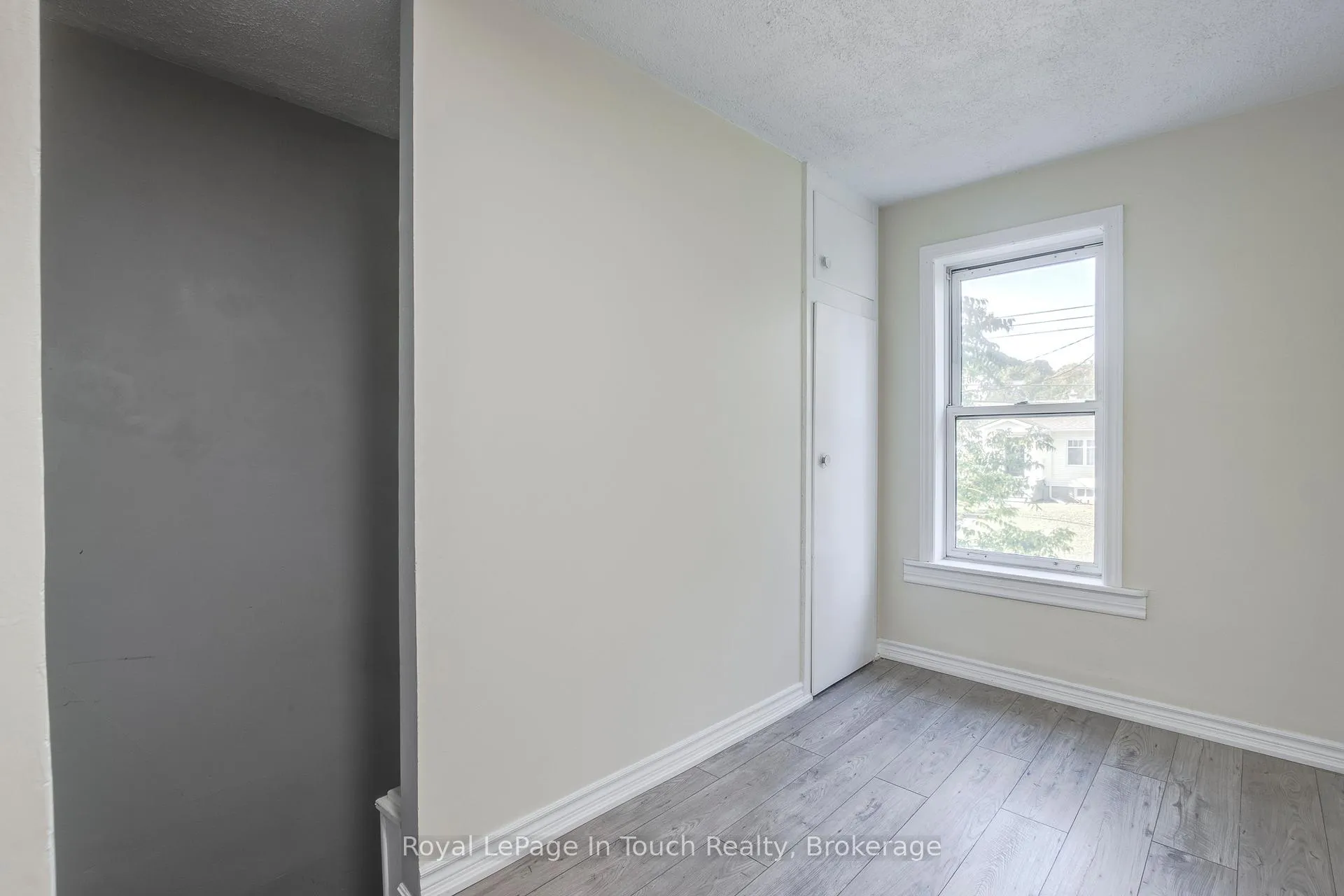 Photo 24 of 63 Fifth Street E, Midland — HOMEH