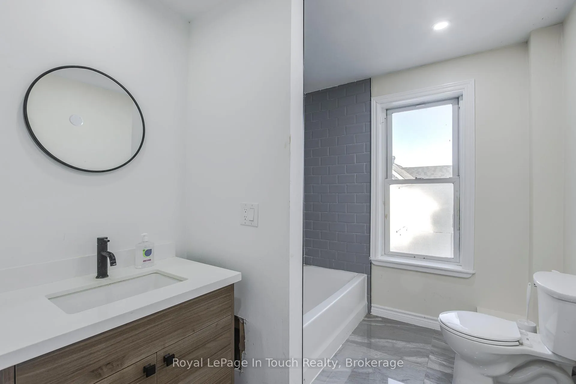 Photo 25 of 63 Fifth Street E, Midland — HOMEH