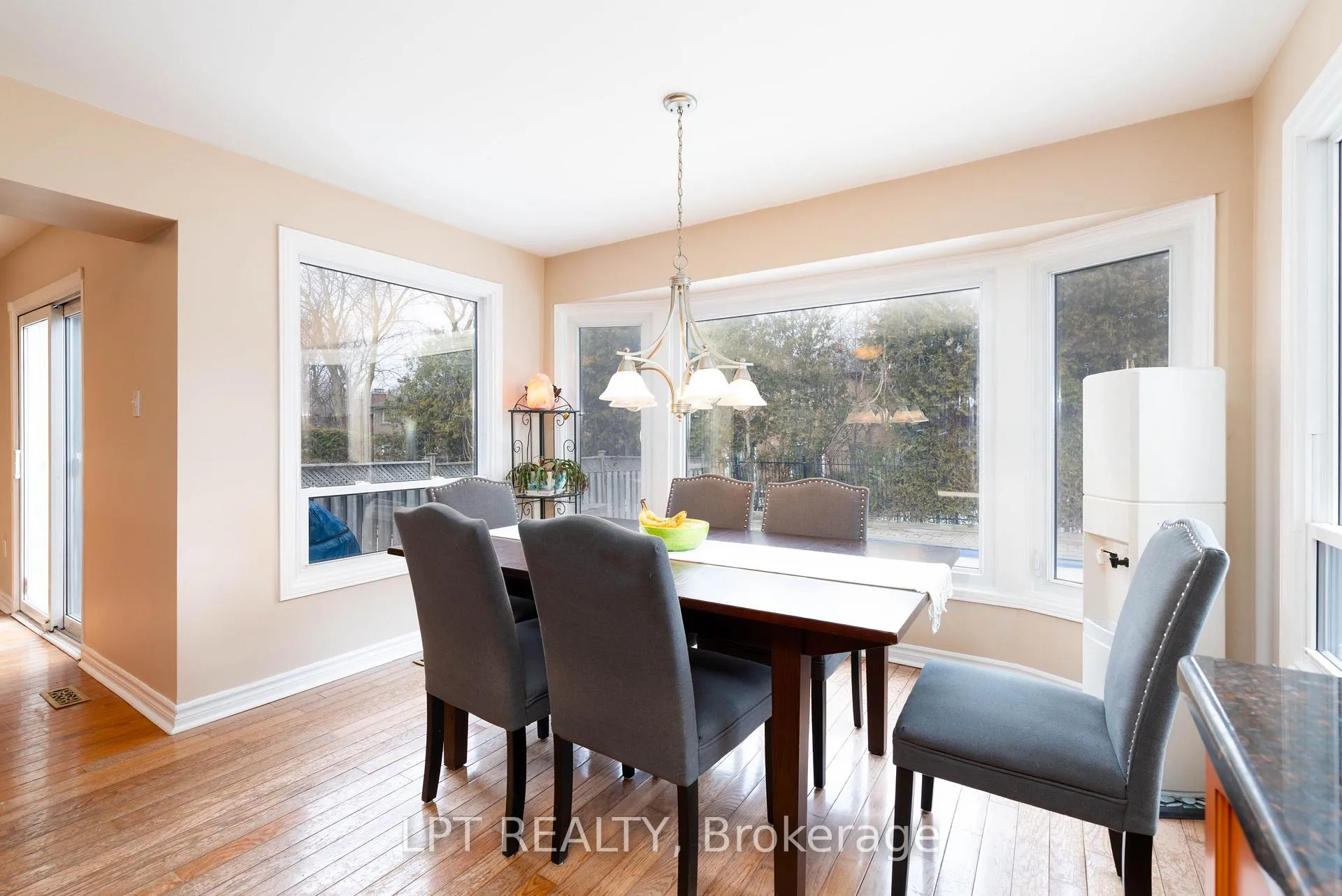 Photo 10 of 54 Meyer Circle, Markham, Markham Village — HOMEH
