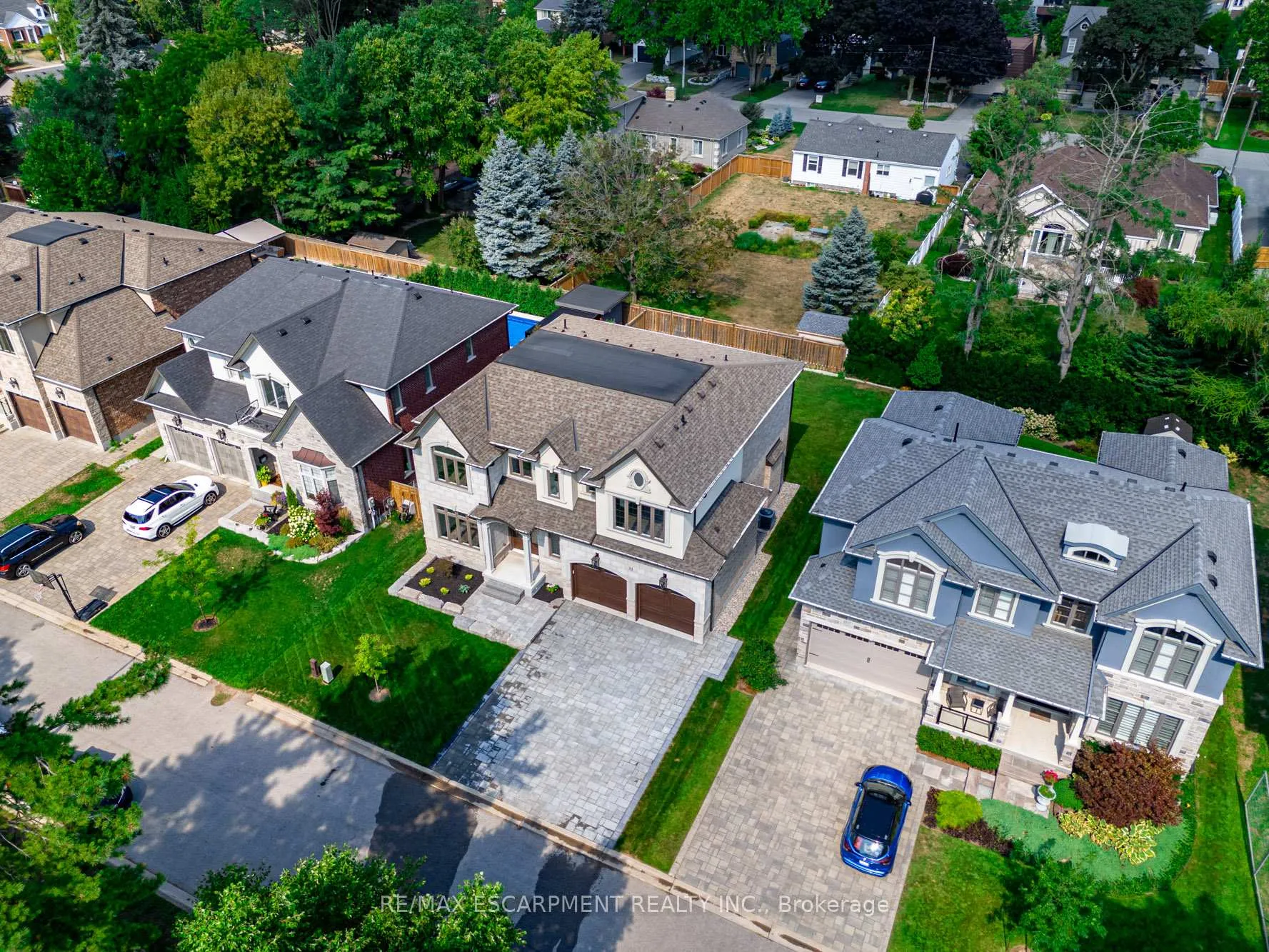 Photo 2 of 31 Bayside Court, Burlington, LaSalle — HOMEH