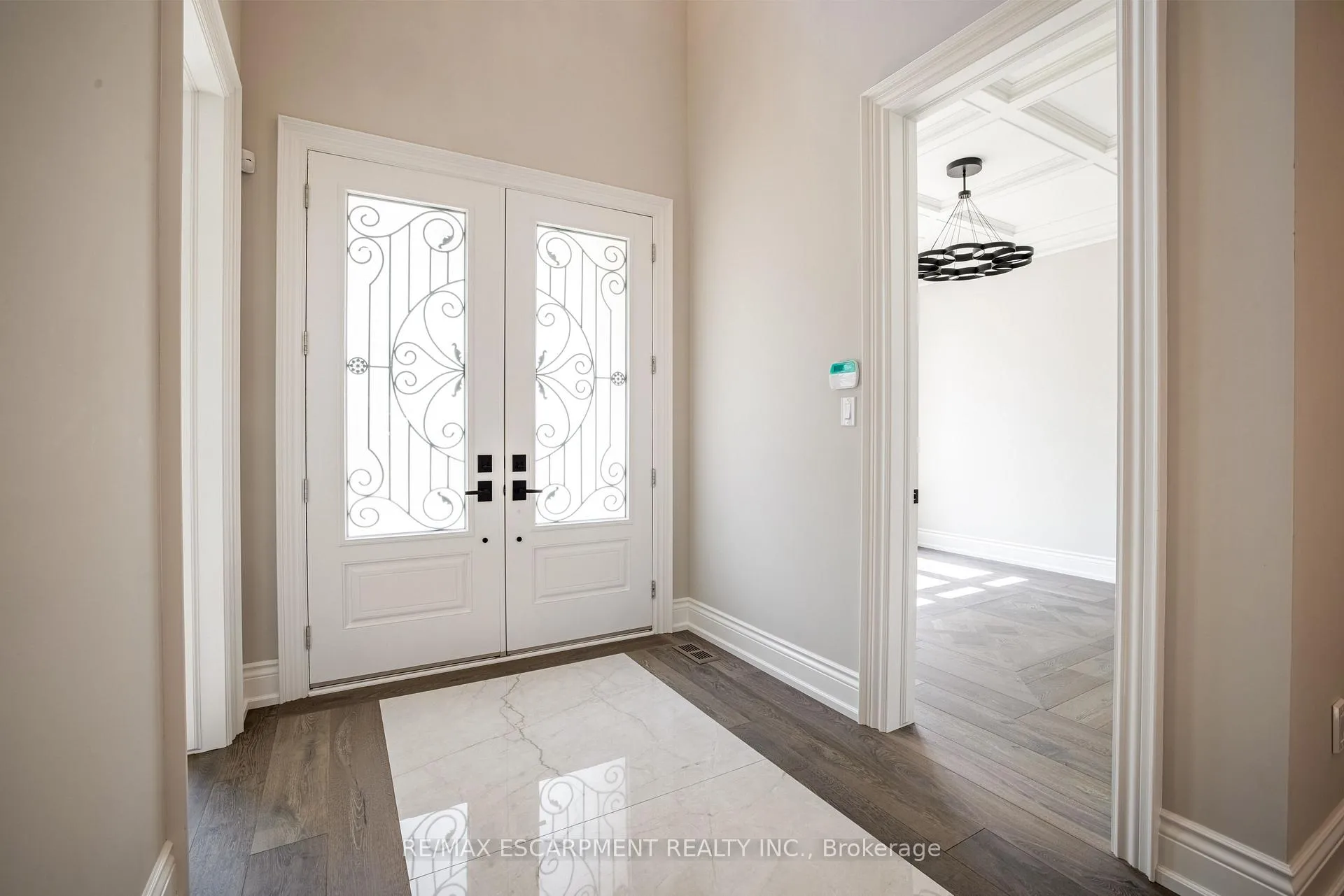 Photo 5 of 31 Bayside Court, Burlington, LaSalle — HOMEH