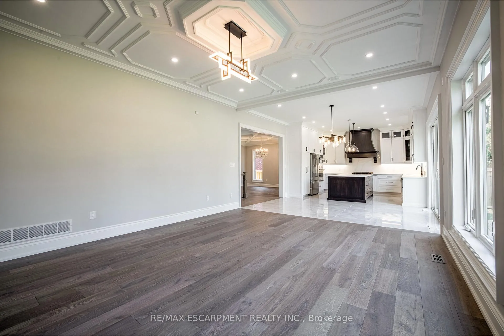 Photo 10 of 31 Bayside Court, Burlington, LaSalle — HOMEH