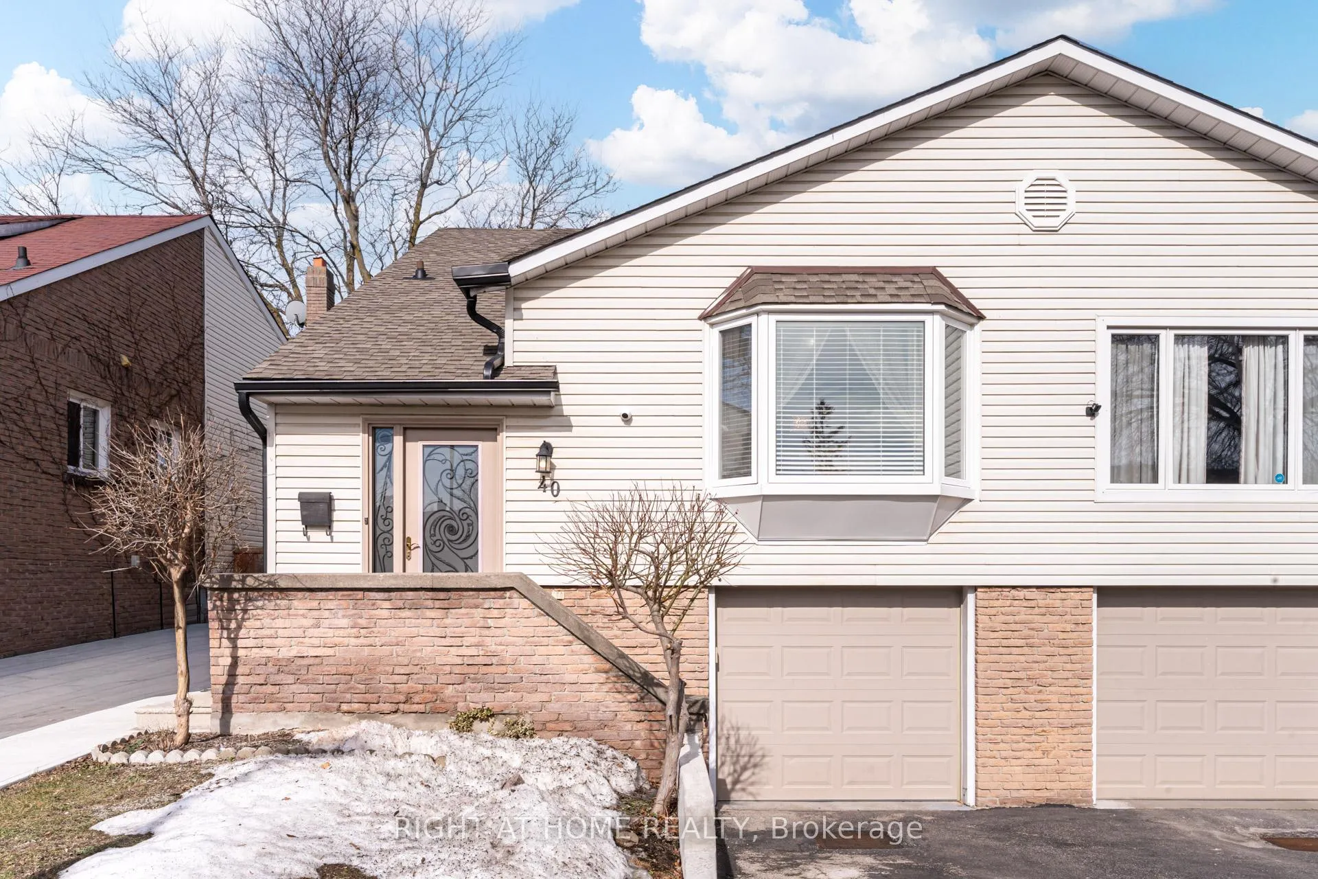 Photo 2 of 40 Salisbury Circle, Brampton, Brampton North — HOMEH
