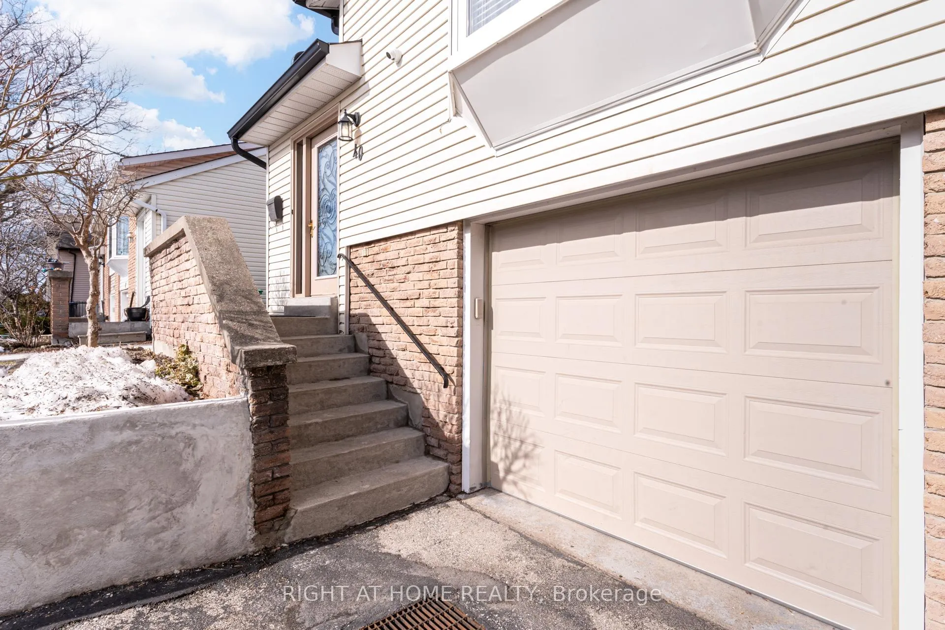 Photo 3 of 40 Salisbury Circle, Brampton, Brampton North — HOMEH