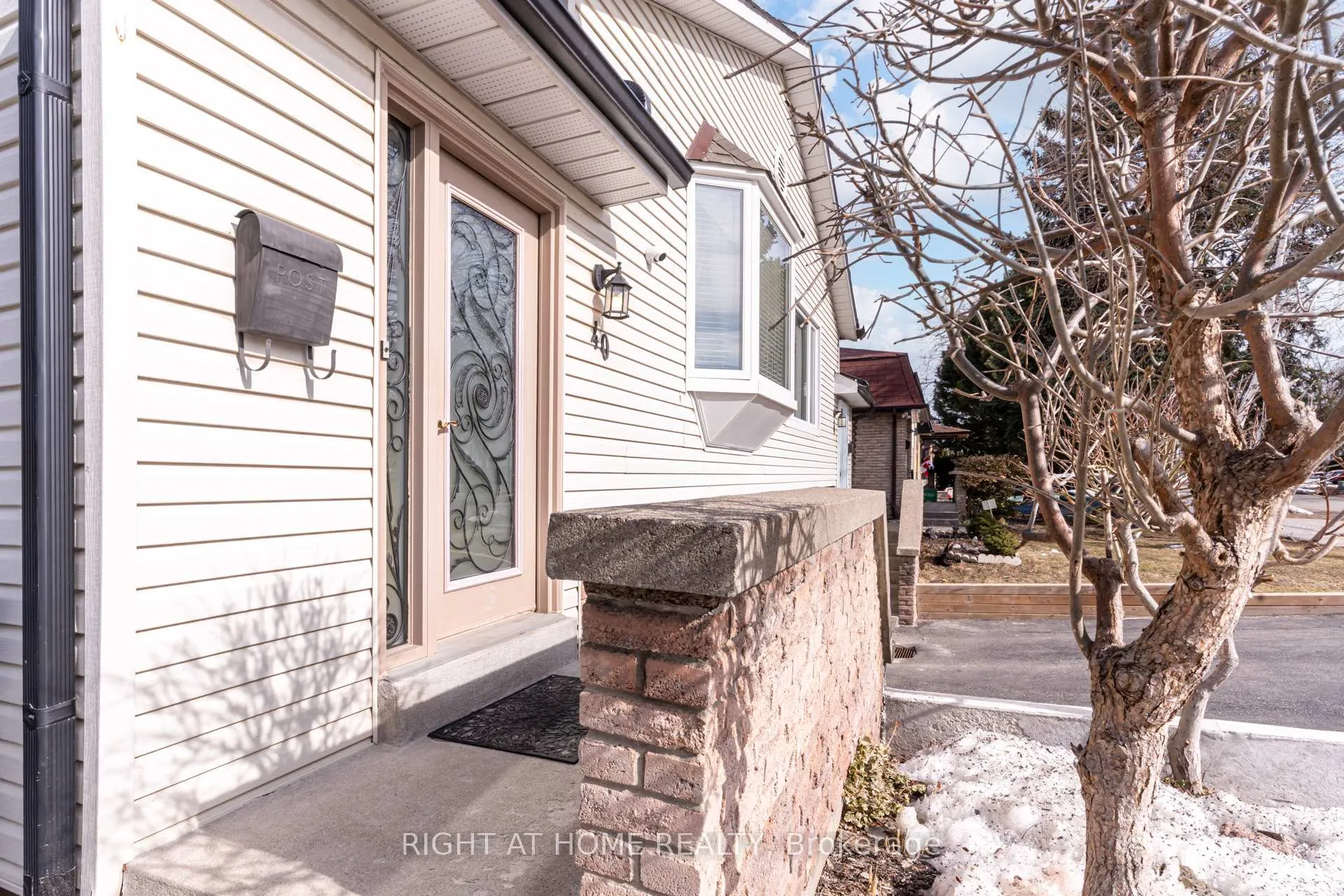 Photo 4 of 40 Salisbury Circle, Brampton, Brampton North — HOMEH