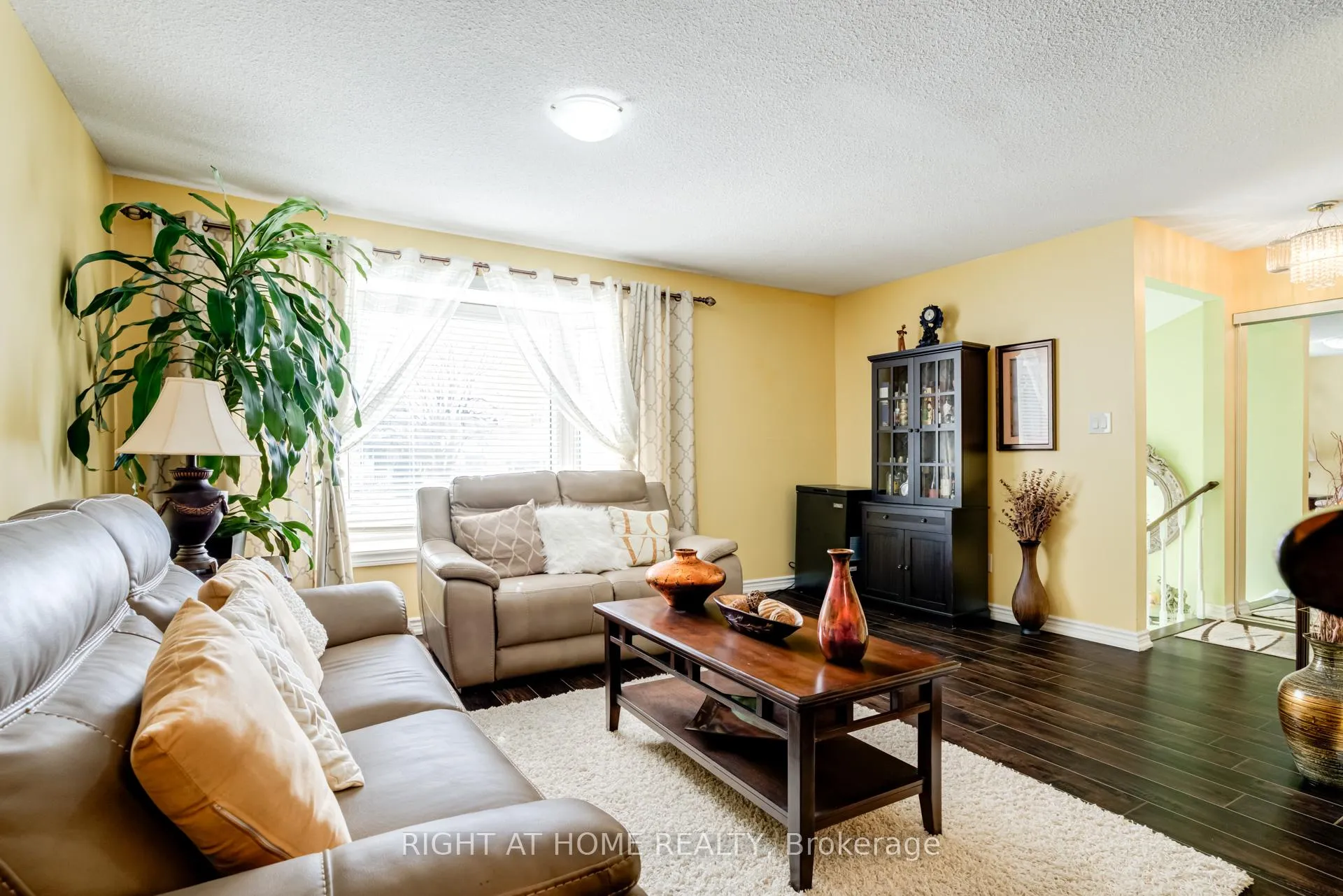 Photo 8 of 40 Salisbury Circle, Brampton, Brampton North — HOMEH