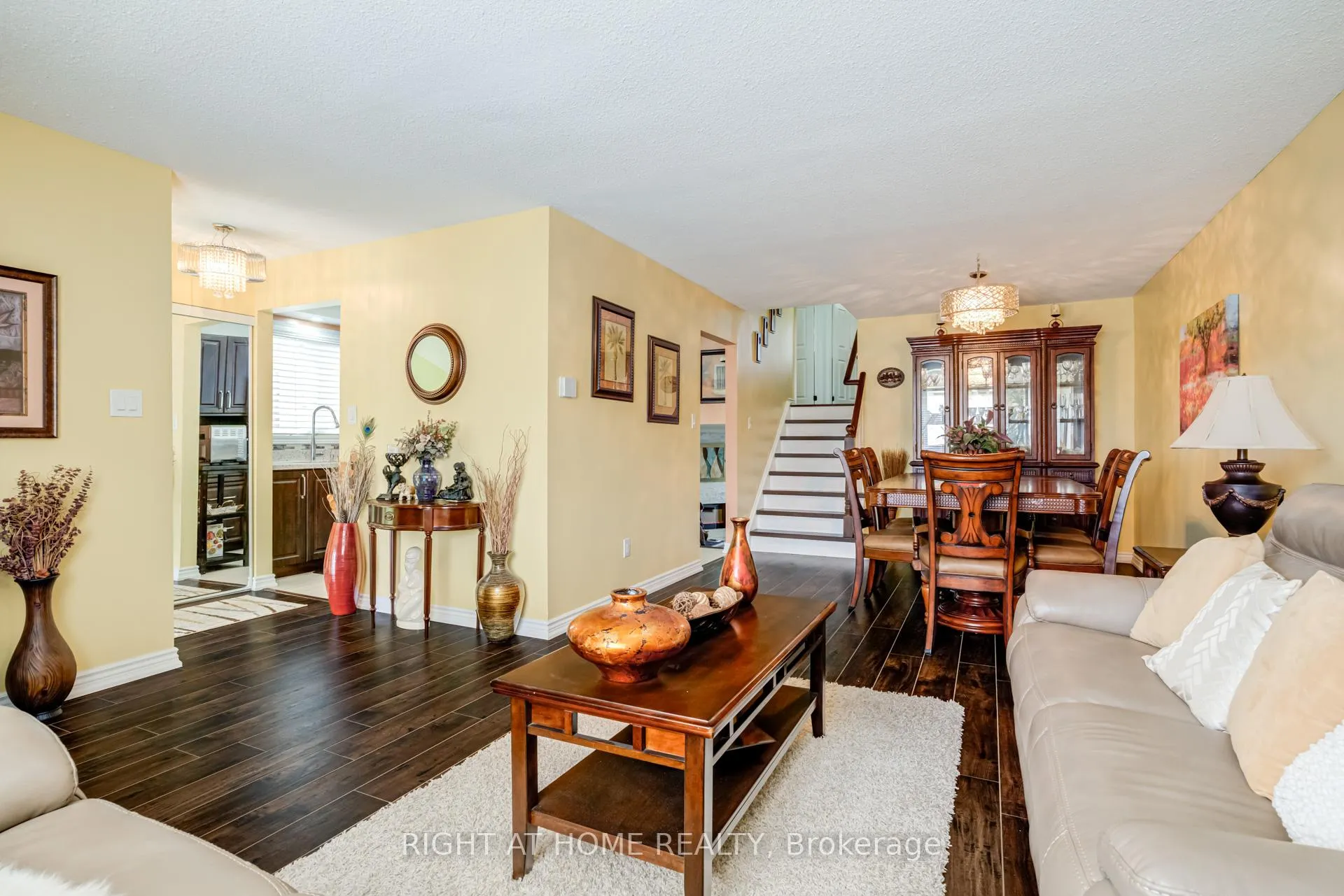 Photo 10 of 40 Salisbury Circle, Brampton, Brampton North — HOMEH