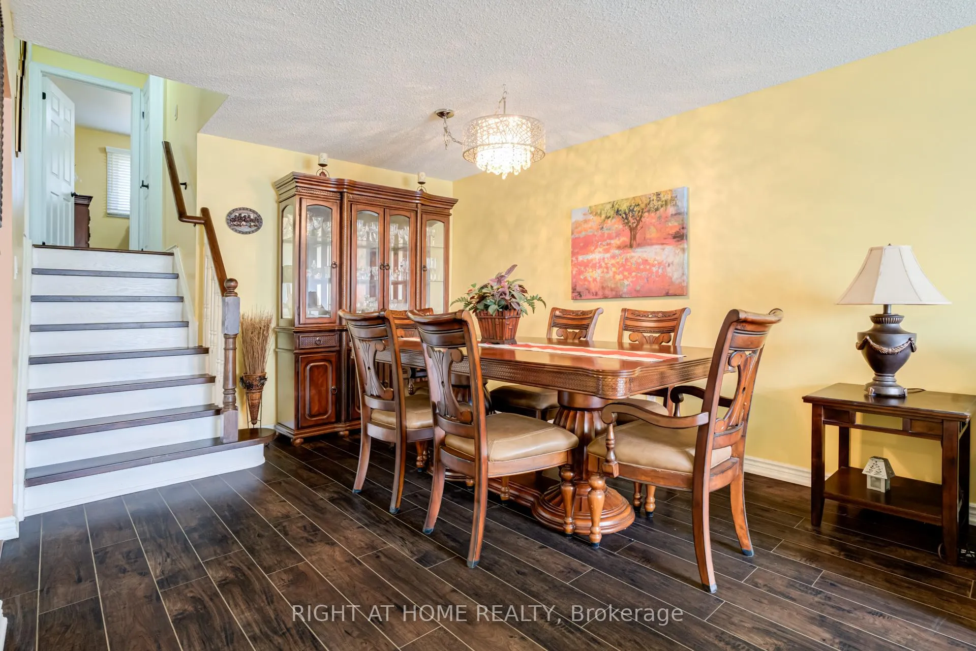 Photo 11 of 40 Salisbury Circle, Brampton, Brampton North — HOMEH