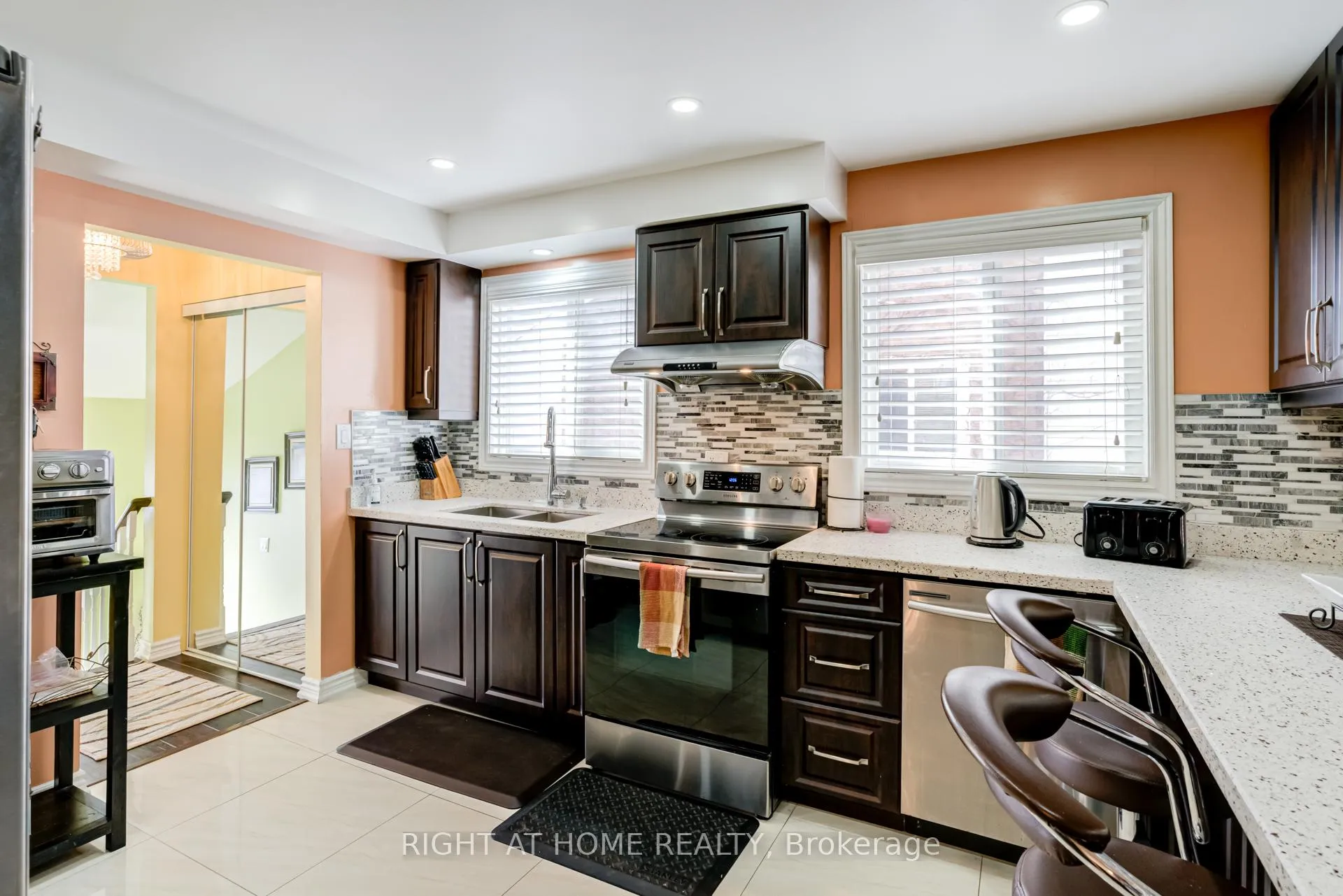 Photo 13 of 40 Salisbury Circle, Brampton, Brampton North — HOMEH