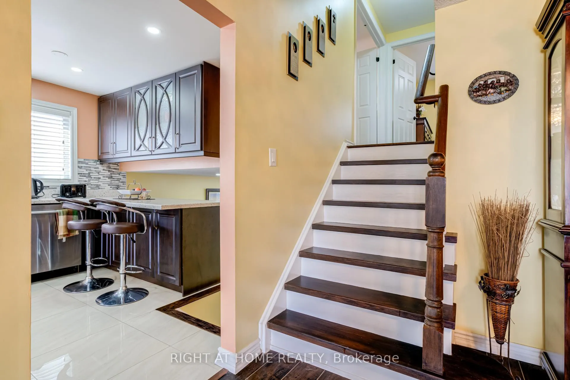 Photo 15 of 40 Salisbury Circle, Brampton, Brampton North — HOMEH