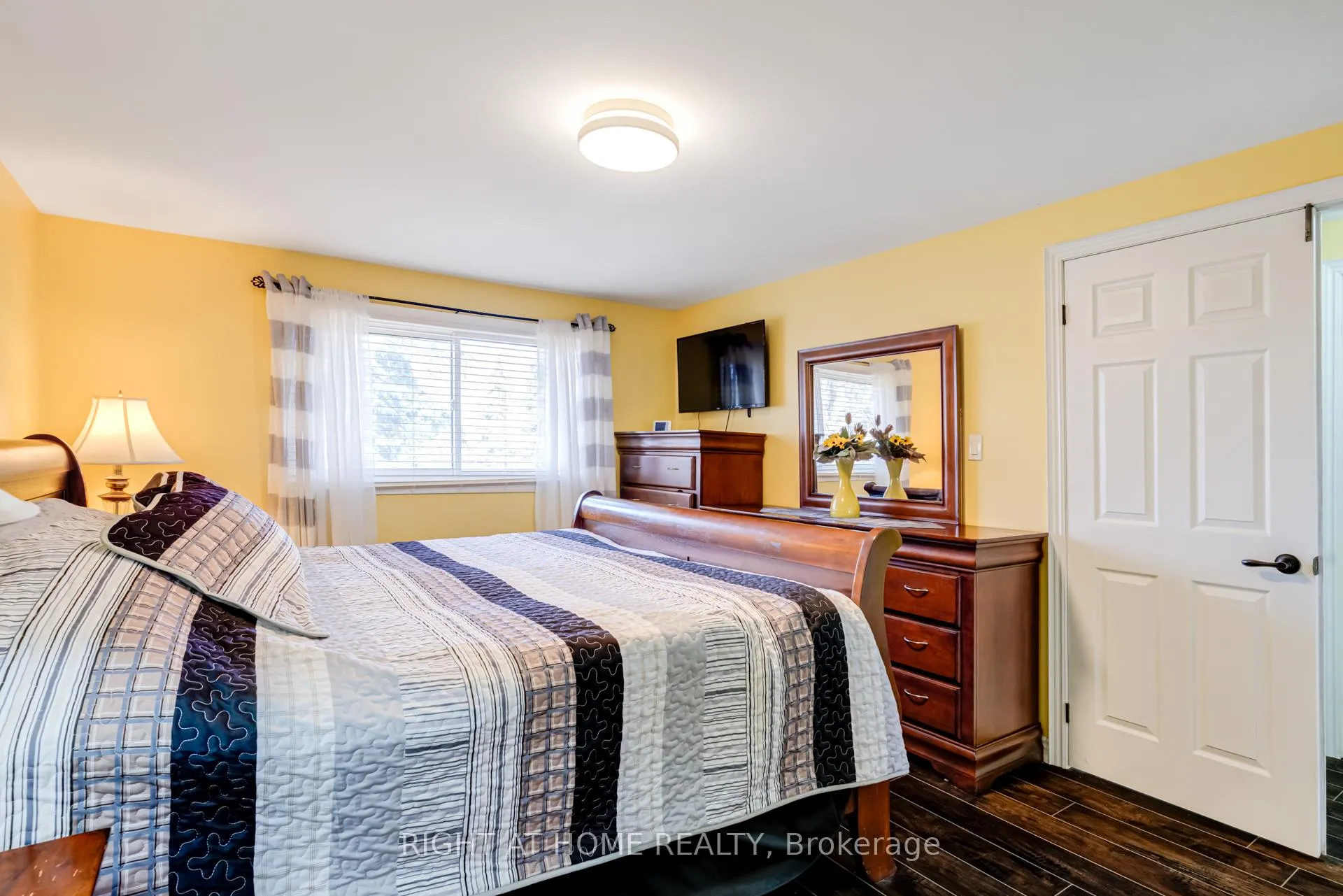 Photo 17 of 40 Salisbury Circle, Brampton, Brampton North — HOMEH