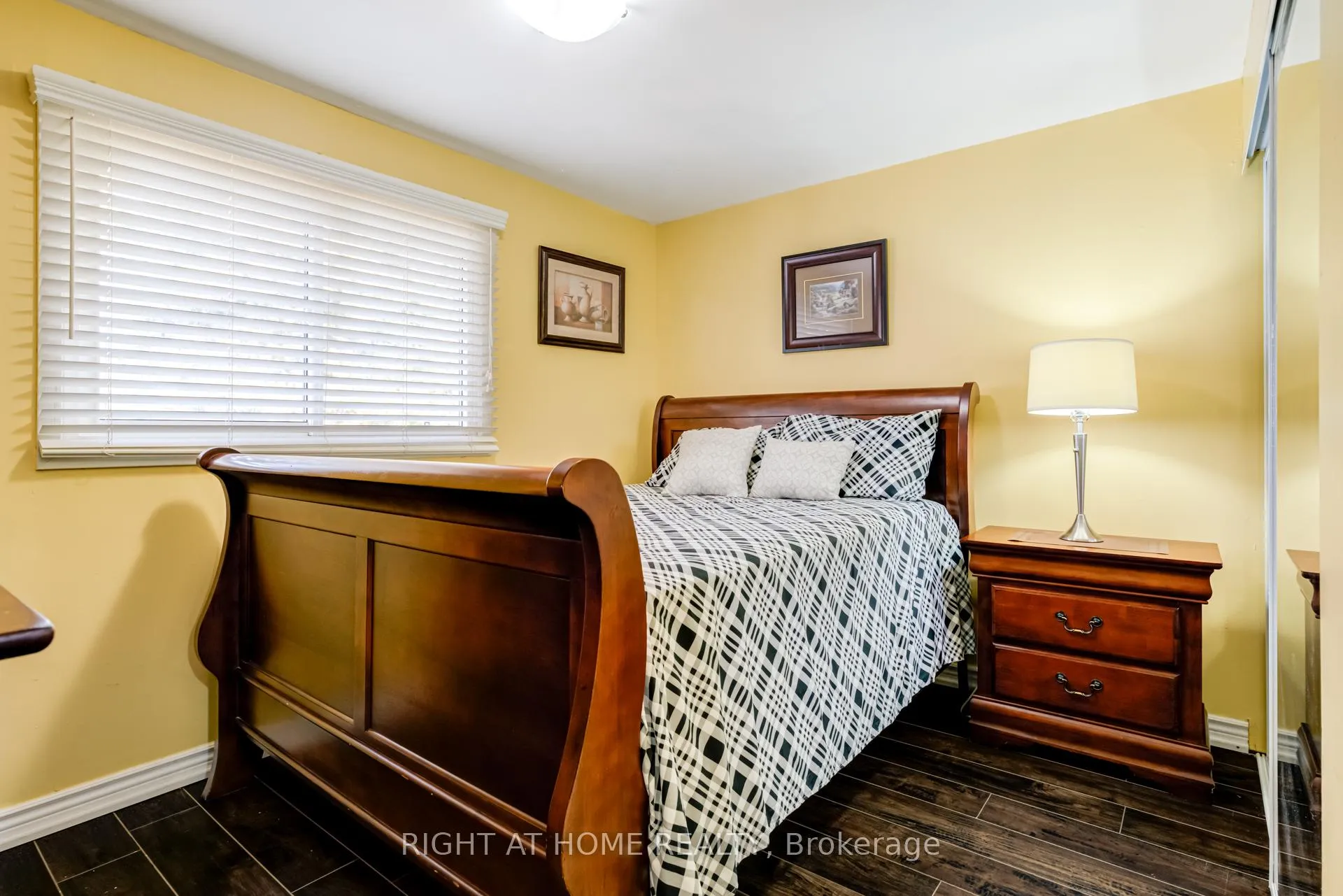 Photo 19 of 40 Salisbury Circle, Brampton, Brampton North — HOMEH