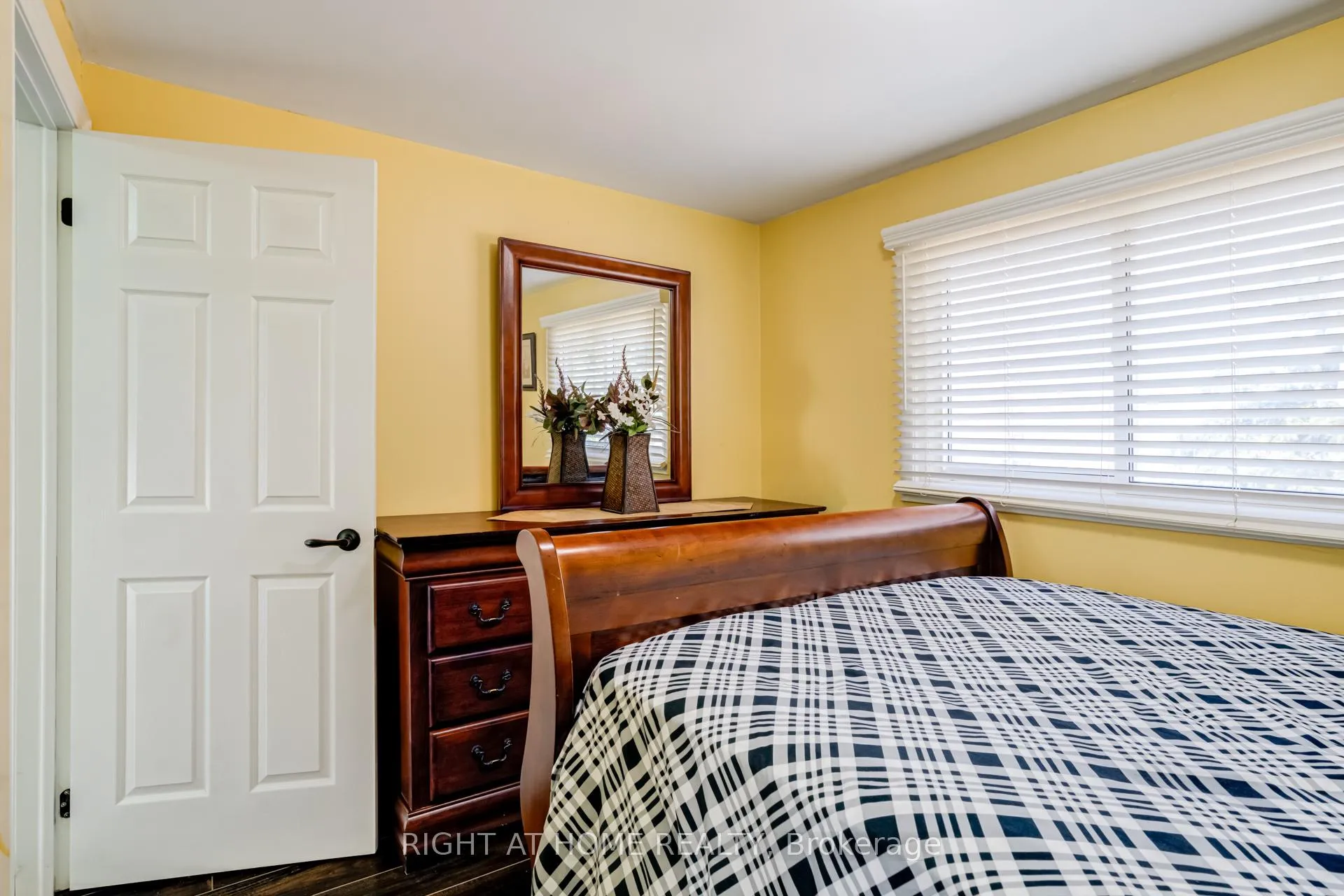 Photo 20 of 40 Salisbury Circle, Brampton, Brampton North — HOMEH