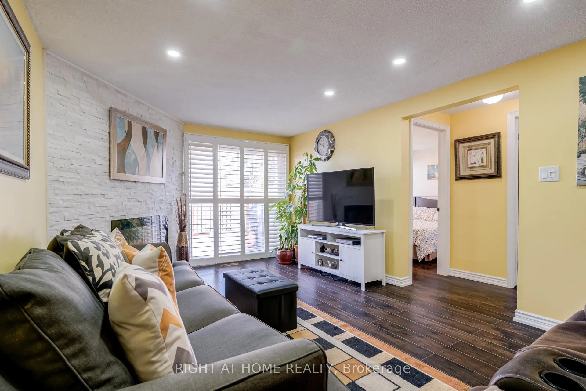 Photo 24 of 40 Salisbury Circle, Brampton, Brampton North — HOMEH