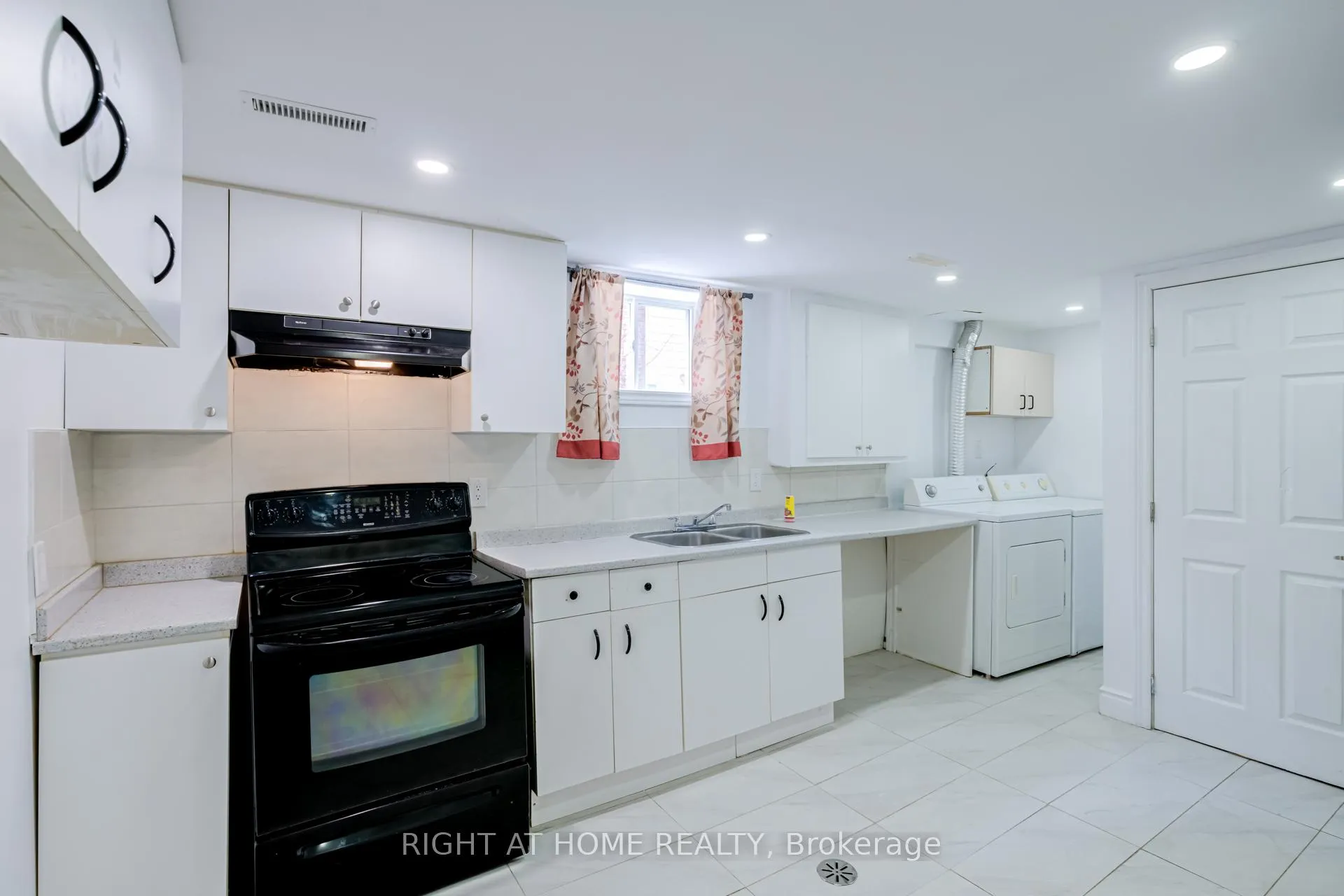 Photo 32 of 40 Salisbury Circle, Brampton, Brampton North — HOMEH
