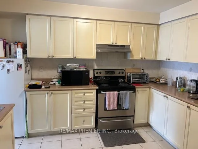 Photo 4 of Unit Main Fl, 111 Crystalview Crescent, Brampton, Bram East — HOMEH