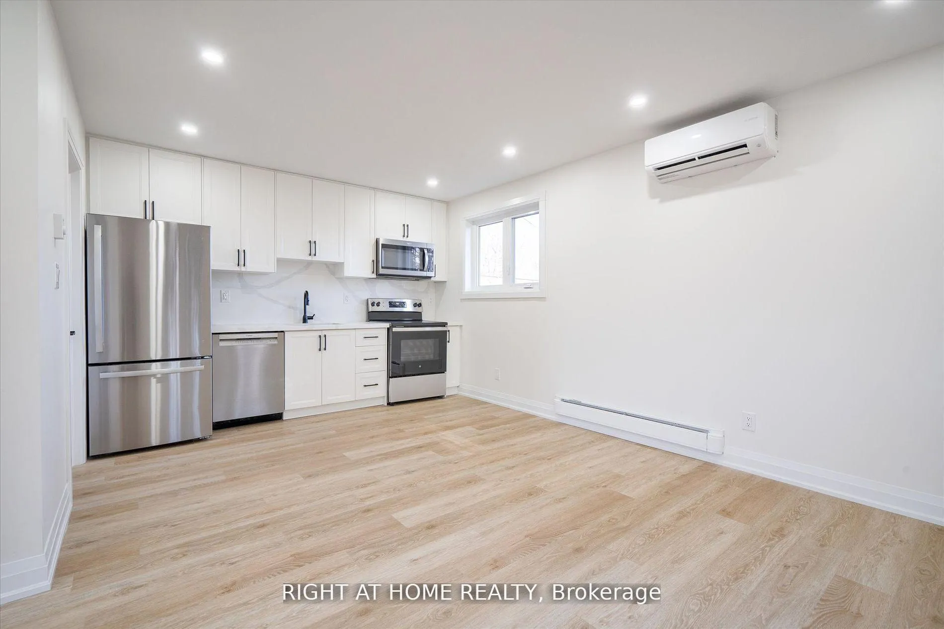 Photo 2 of 809 Helen Crescent, Pickering, Bay Ridges — HOMEH