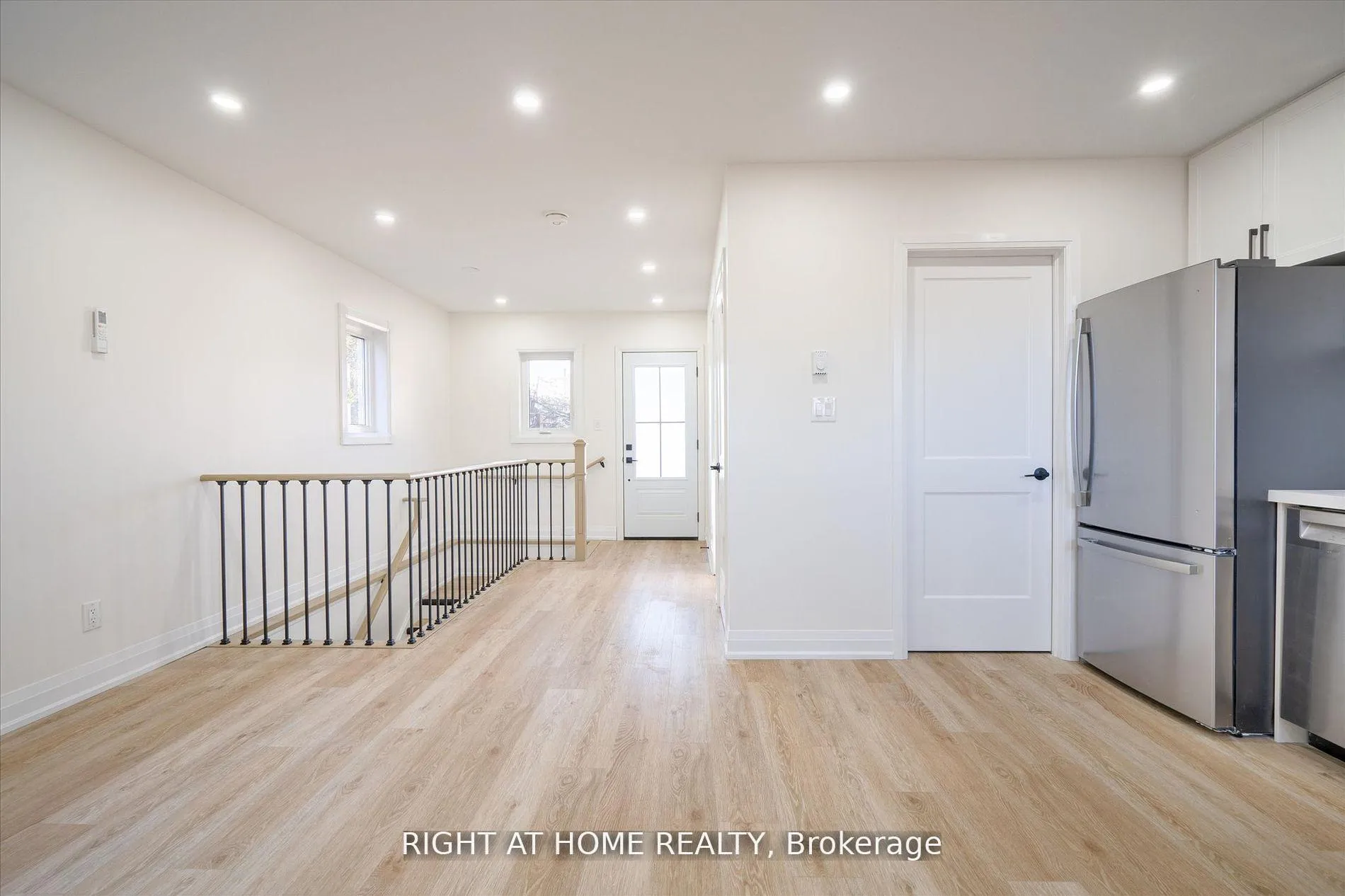 Photo 5 of 809 Helen Crescent, Pickering, Bay Ridges — HOMEH