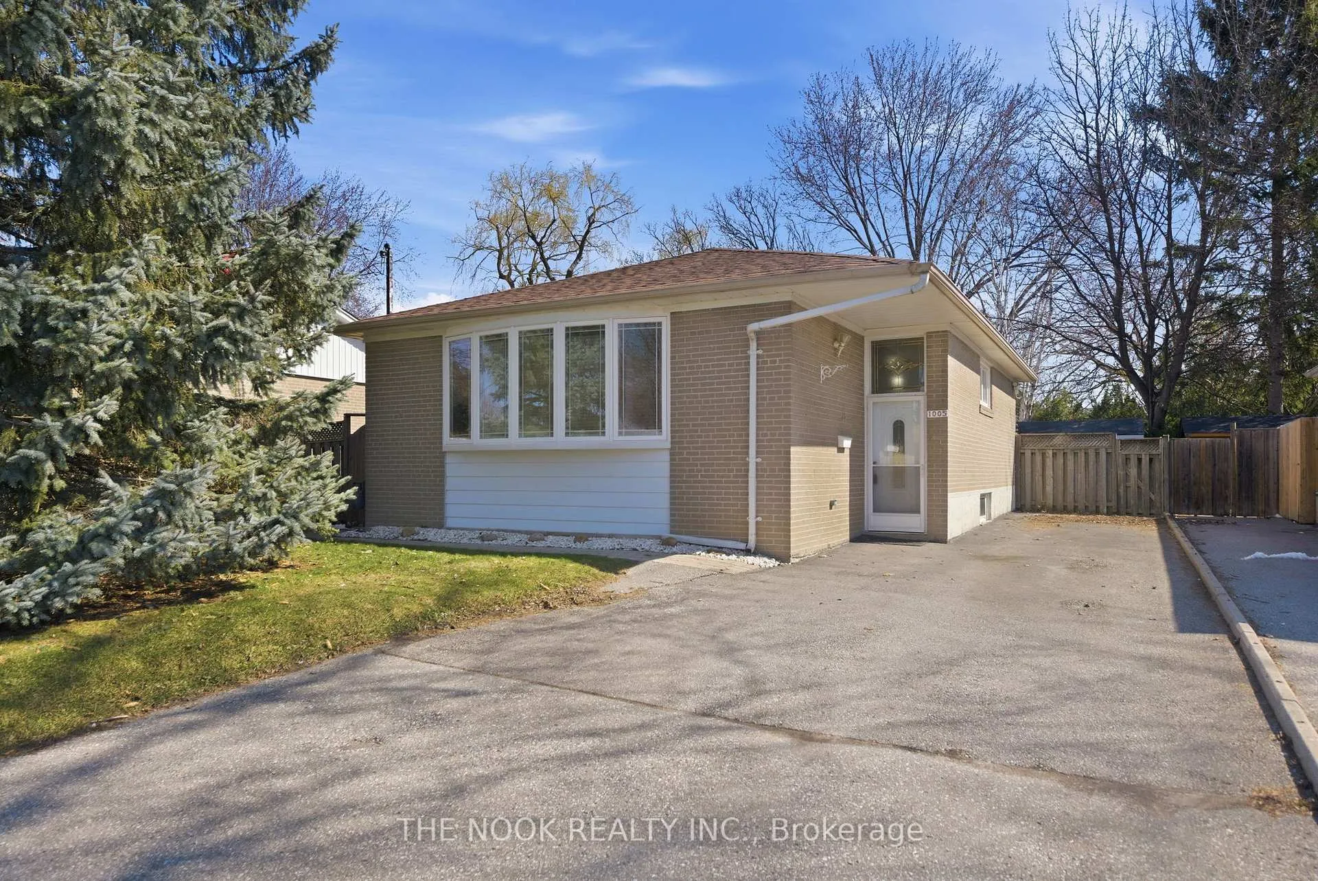 Photo 1 of 1005 Centre Street N, Whitby, Williamsburg — HOMEH