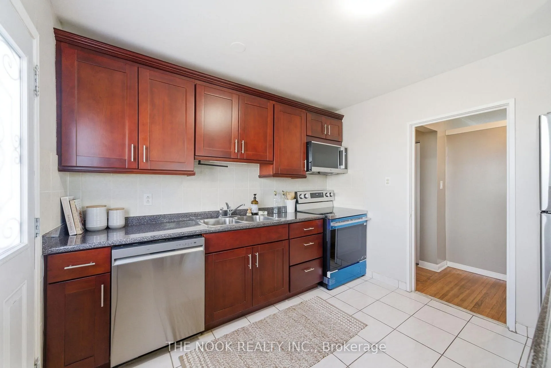 Photo 10 of 1005 Centre Street N, Whitby, Williamsburg — HOMEH