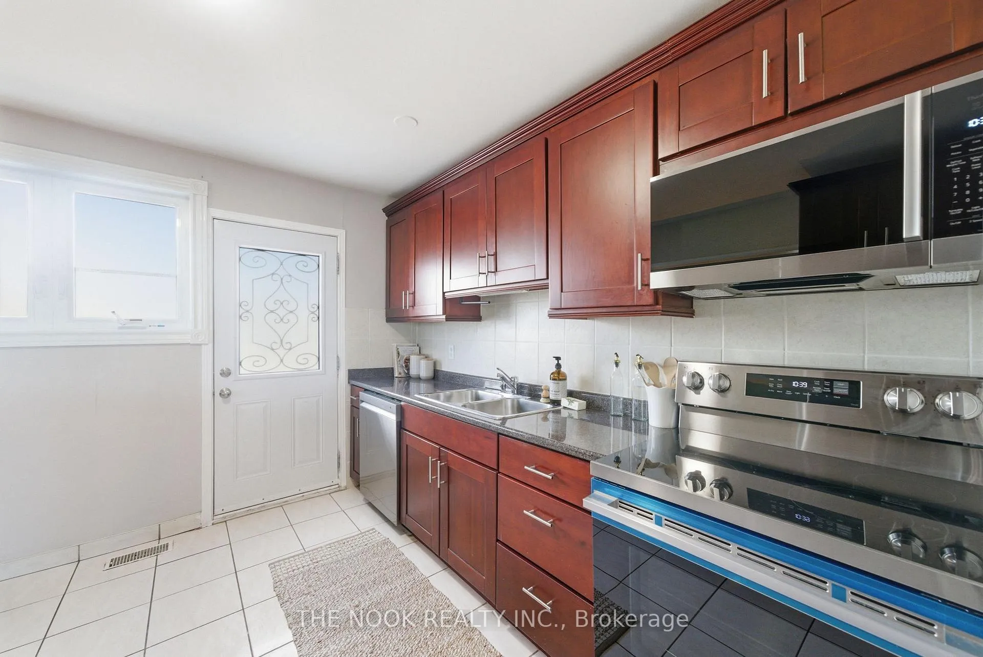Photo 14 of 1005 Centre Street N, Whitby, Williamsburg — HOMEH