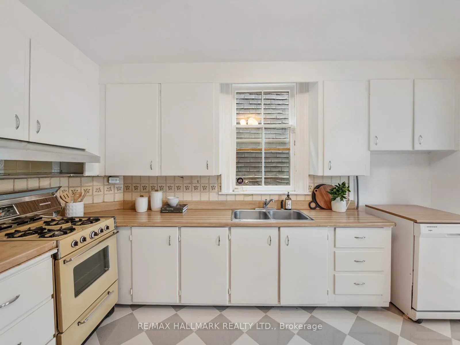 Photo 16 of 241 Bain Avenue, Toronto, North Riverdale — HOMEH