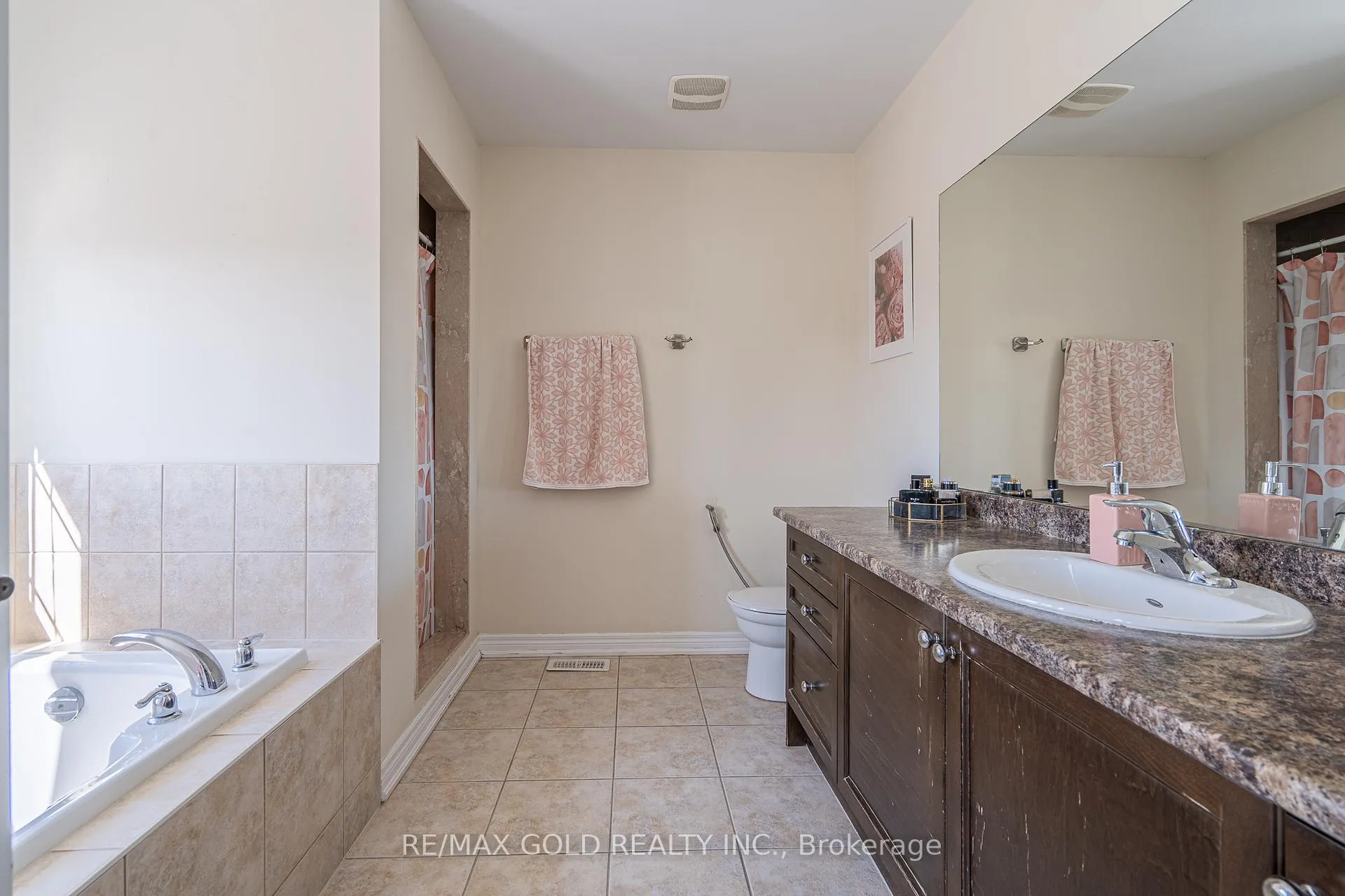 Photo 22 of 36 Naperton Drive, Brampton, Sandringham-Wellington — HOMEH