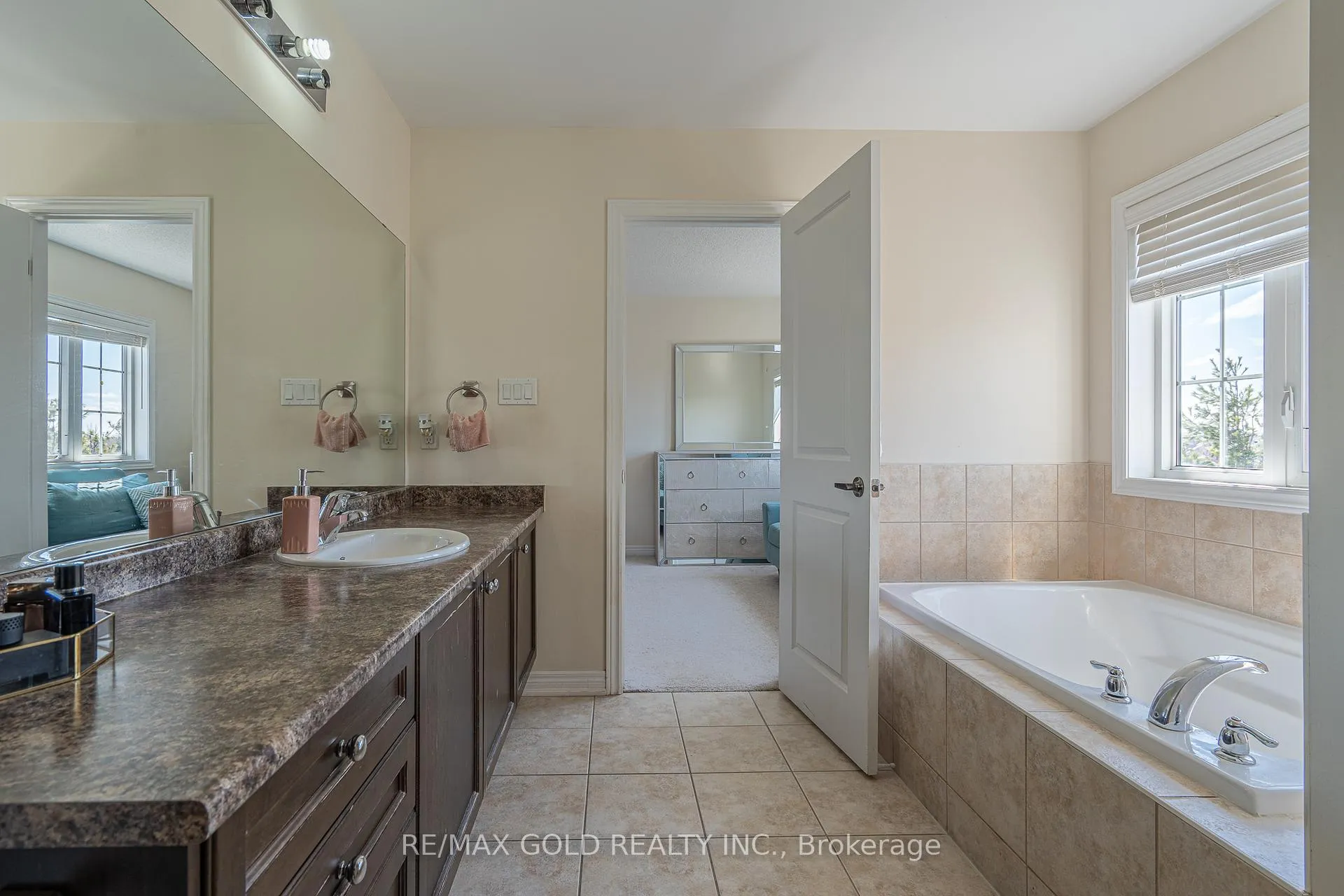 Photo 23 of 36 Naperton Drive, Brampton, Sandringham-Wellington — HOMEH