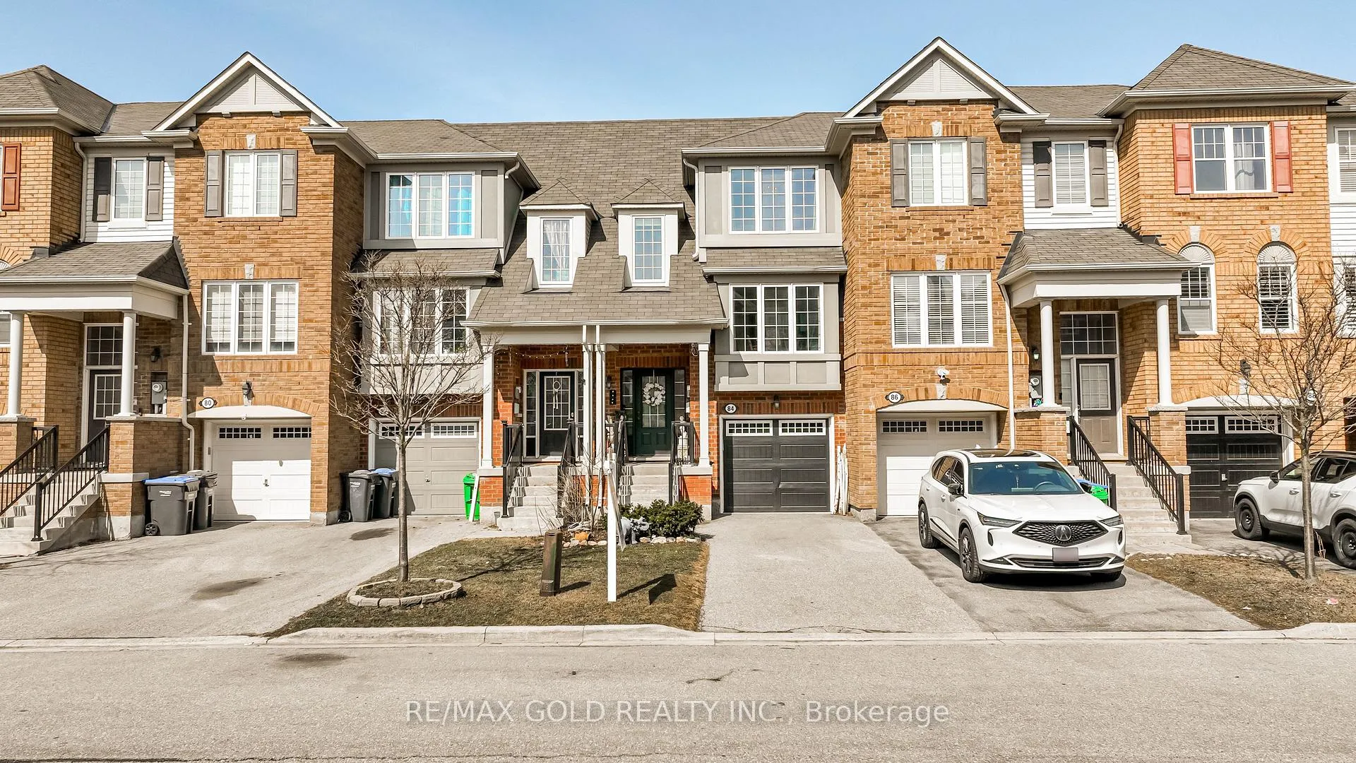 Front of 84 Vanhorne Close