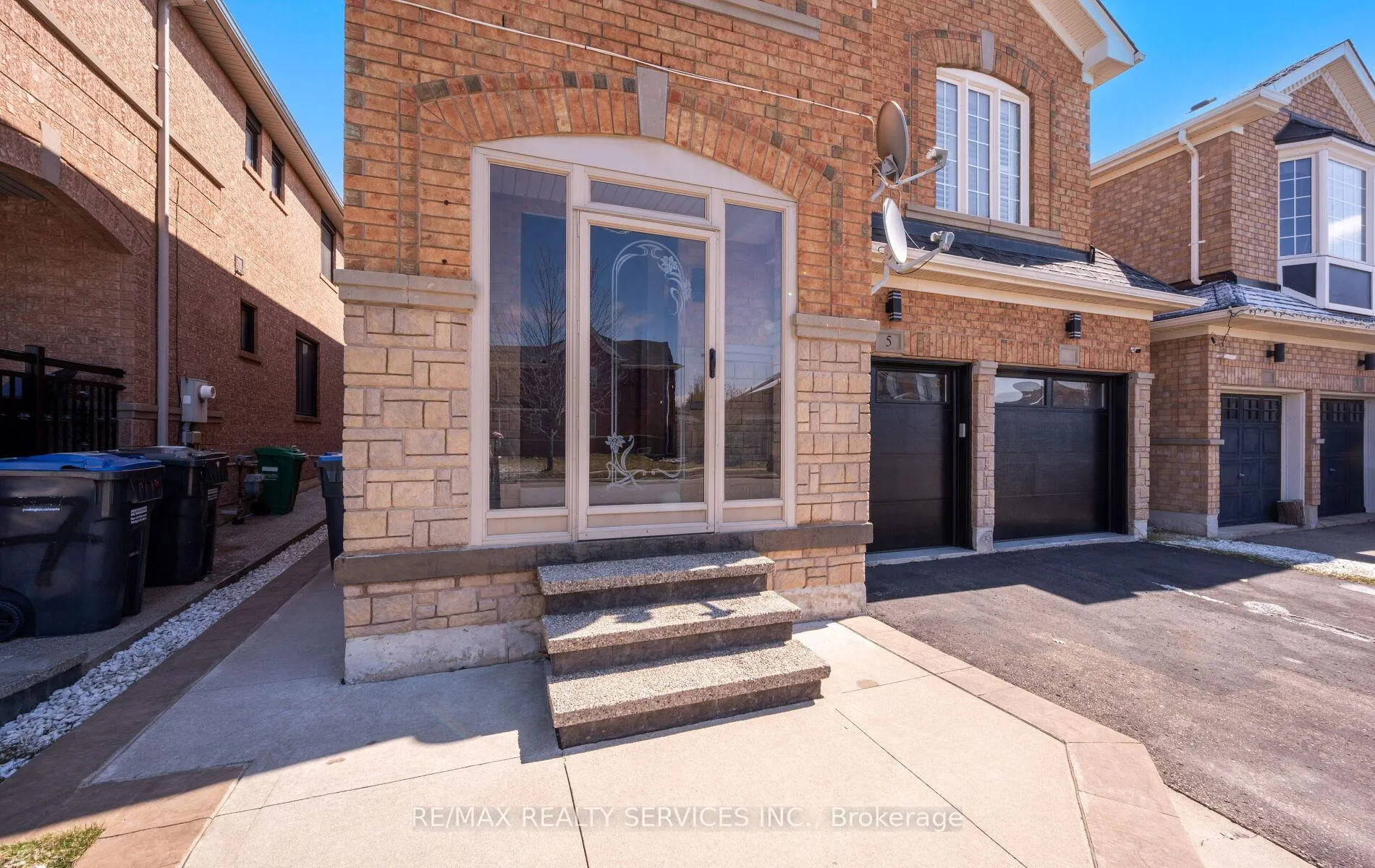 Photo 4 of 5 Thornbush Boulevard, Brampton, Fletcher's Meadow — HOMEH