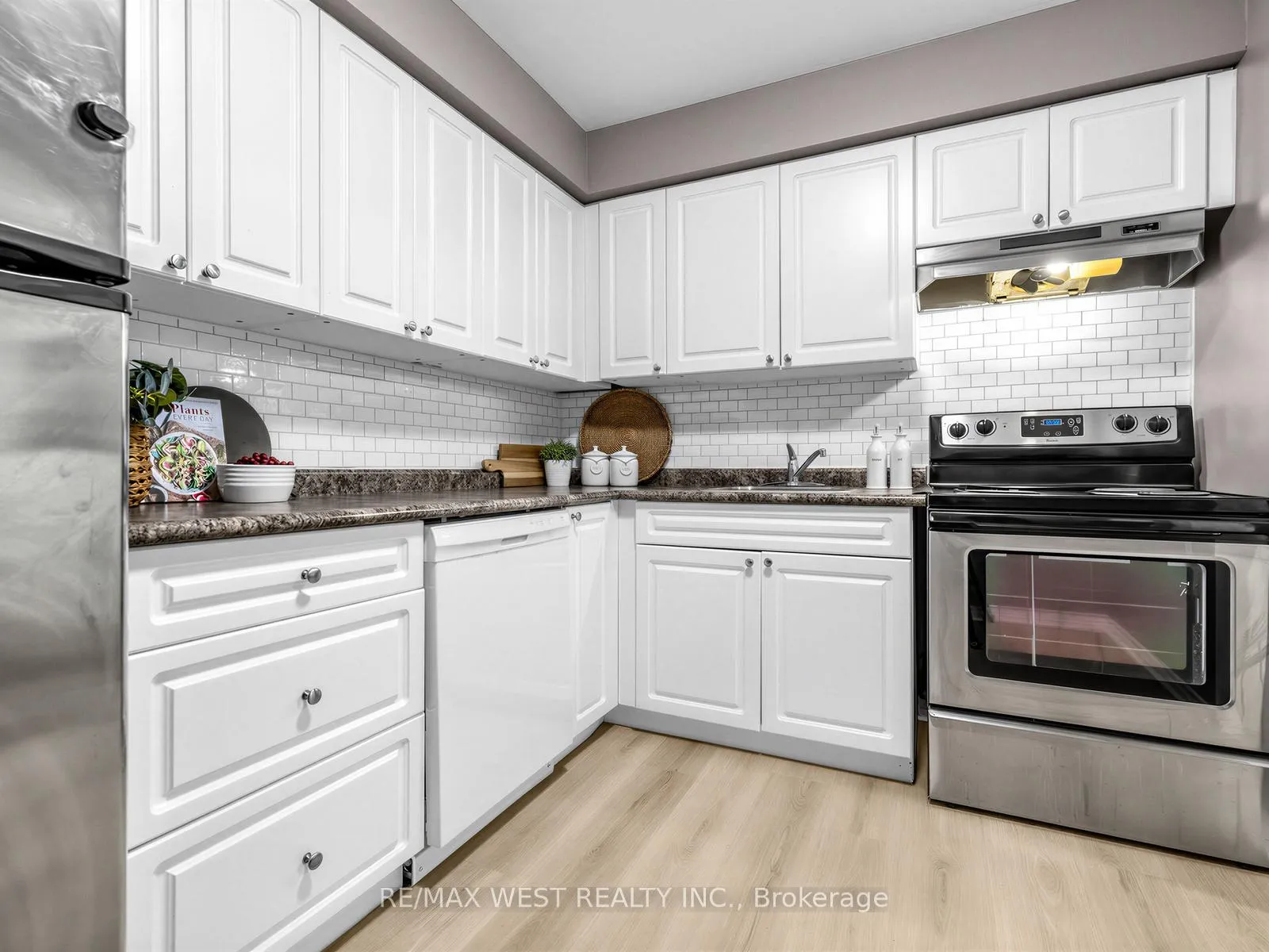 Photo 9 of Unit 117, 246 Milestone Crescent, Aurora, Aurora Village — HOMEH