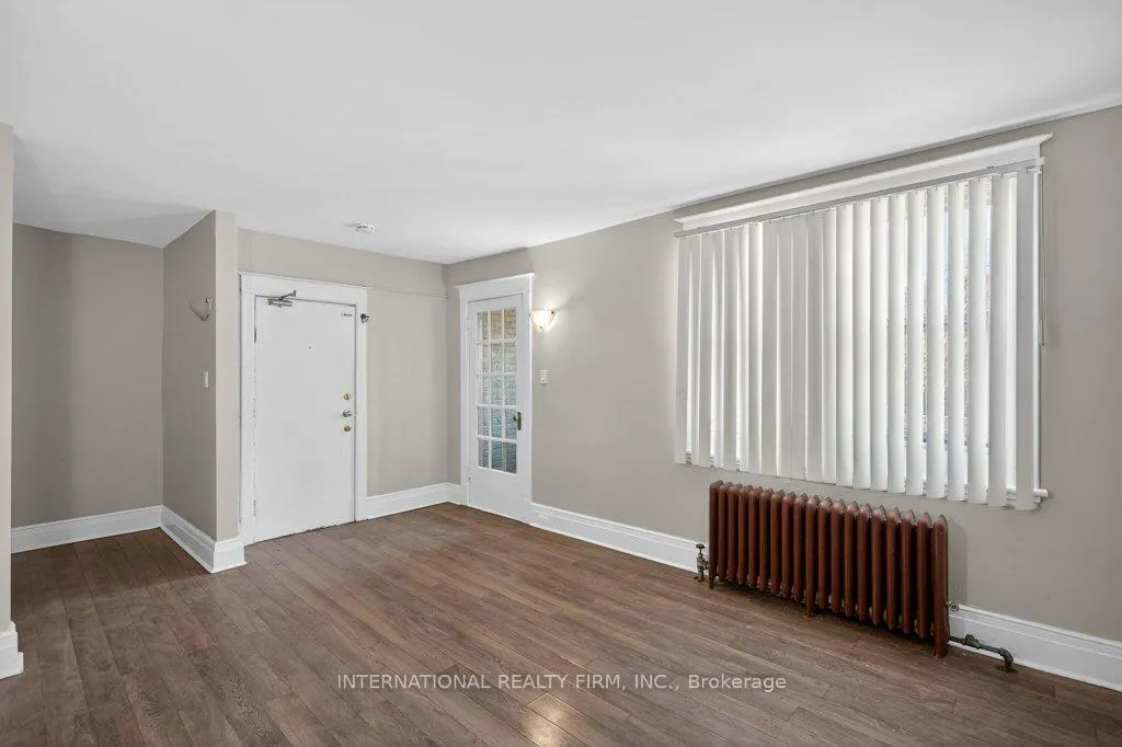Front of Unit 4, 109 Balsam Avenue S