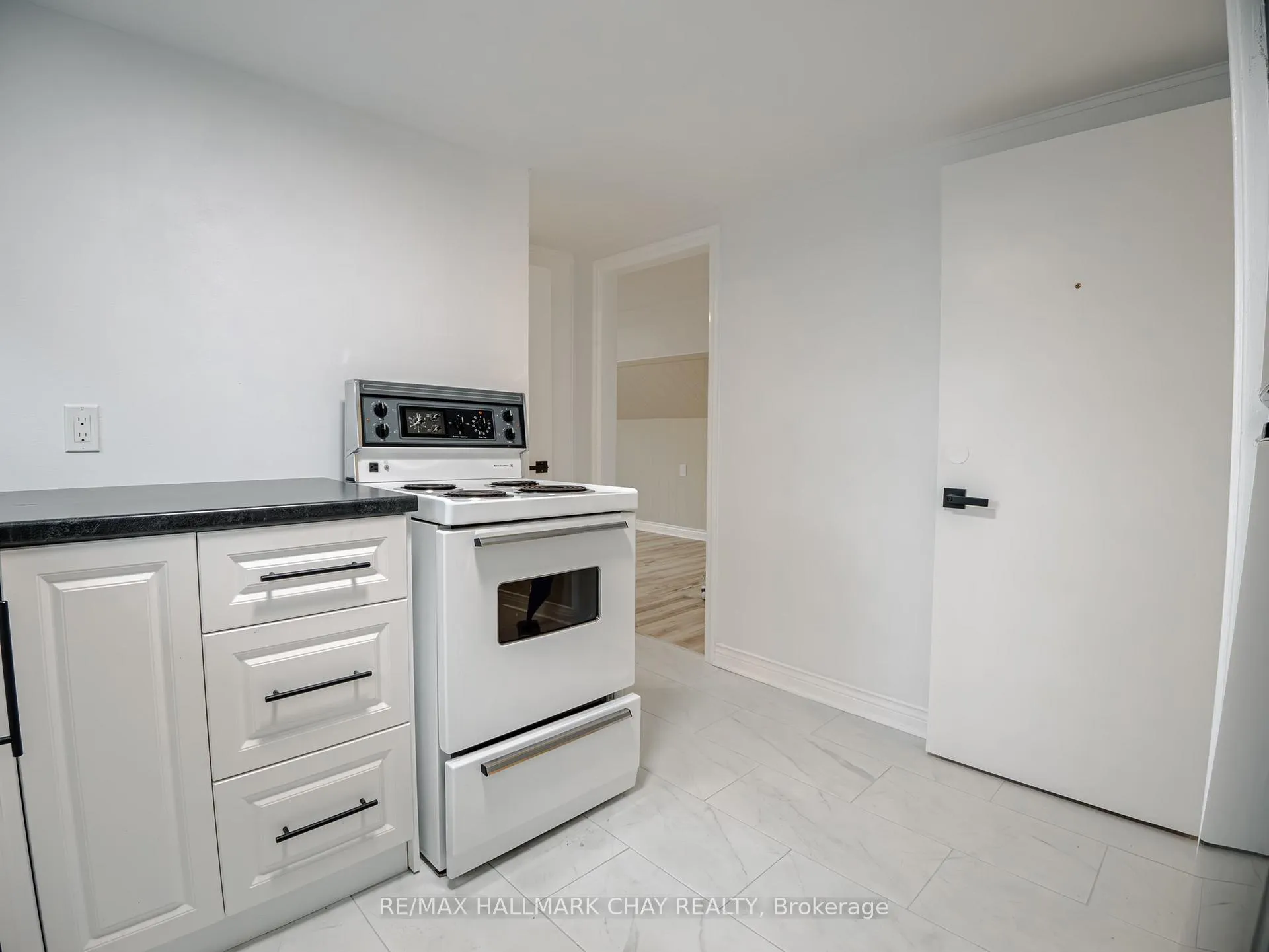 Photo 3 of Unit Upper, 100 Donald Street, Barrie, Lakeshore — HOMEH