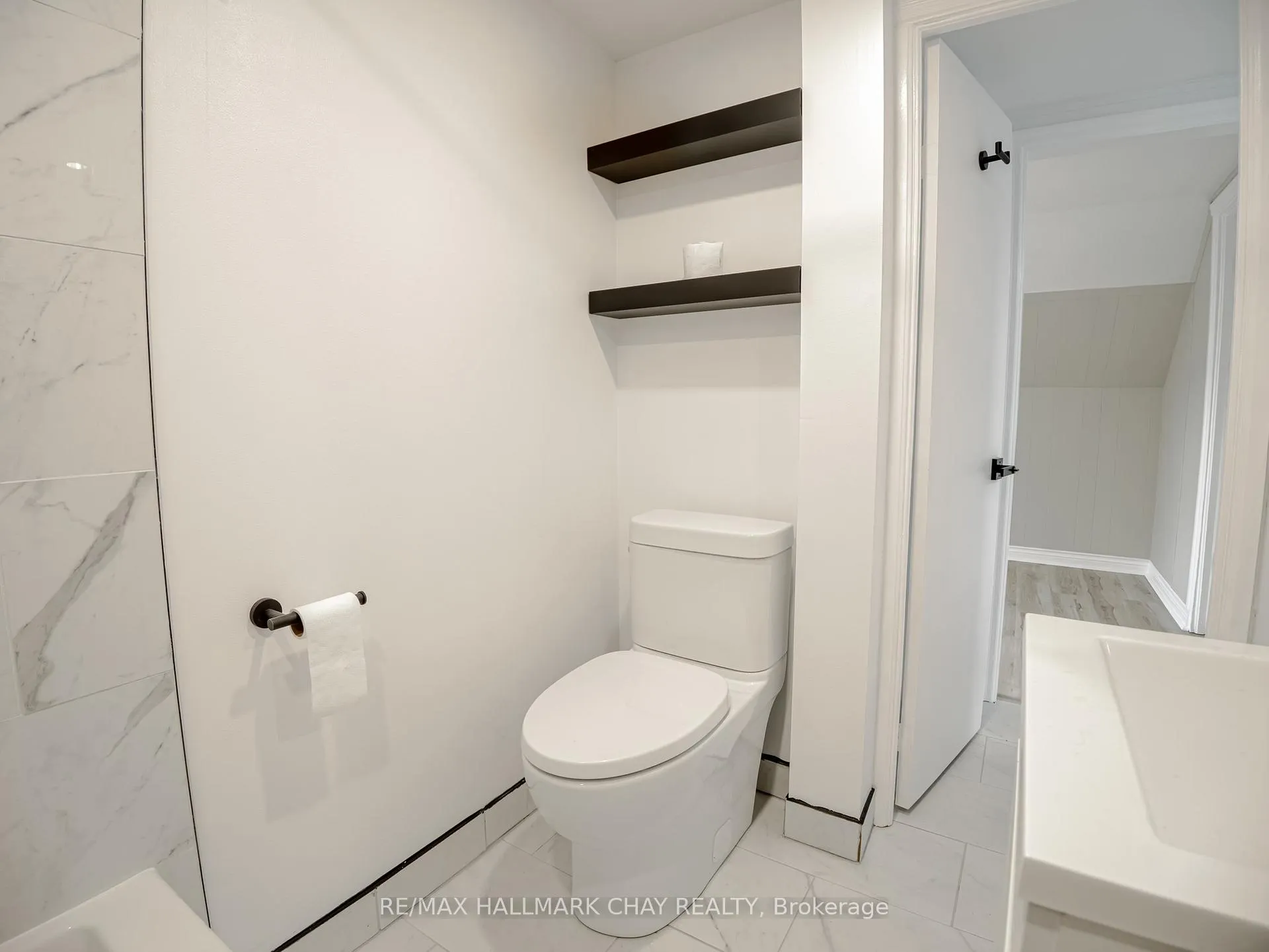 Photo 6 of Unit Upper, 100 Donald Street, Barrie, Lakeshore — HOMEH
