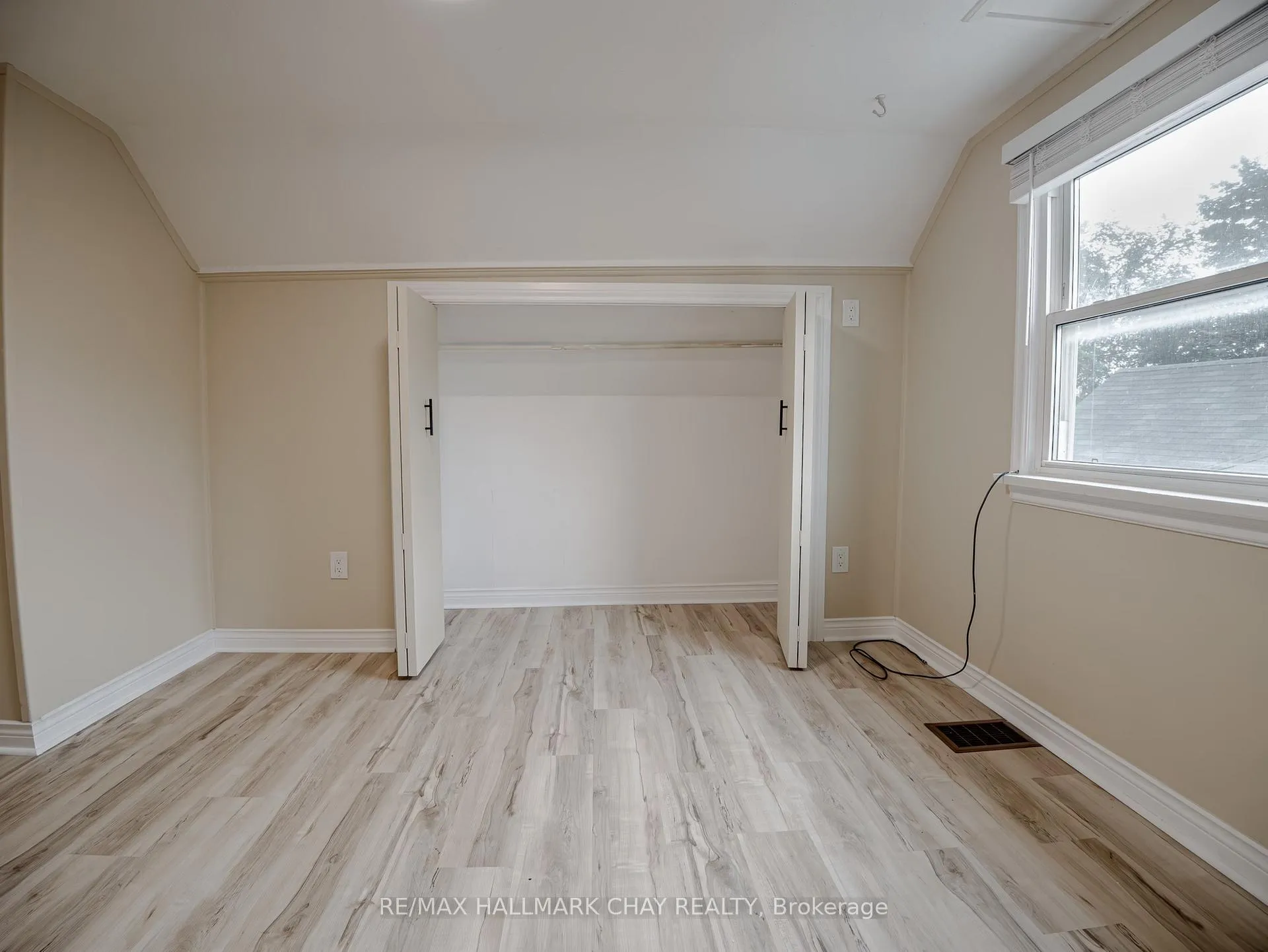 Photo 9 of Unit Upper, 100 Donald Street, Barrie, Lakeshore — HOMEH