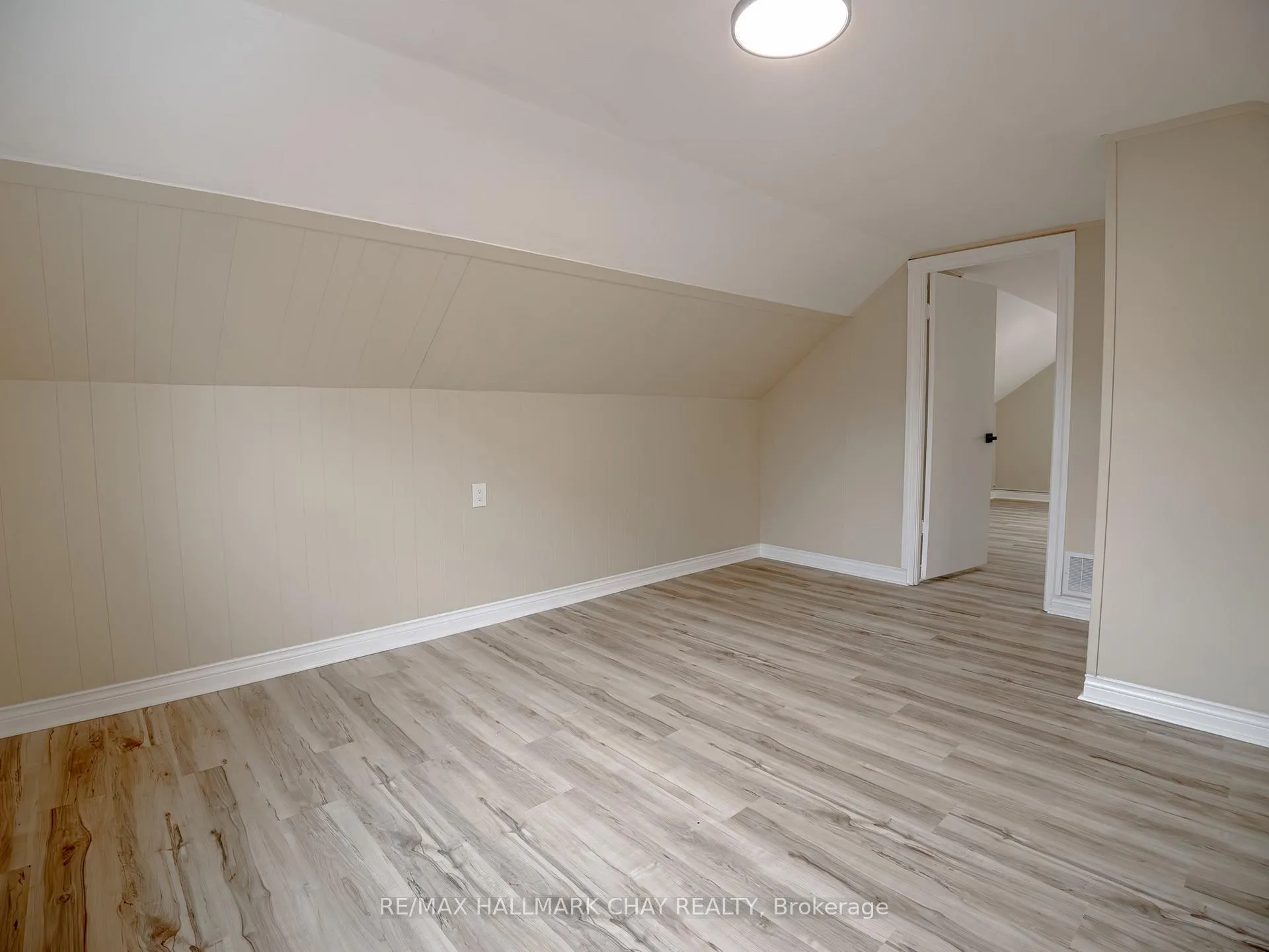 Photo 10 of Unit Upper, 100 Donald Street, Barrie, Lakeshore — HOMEH