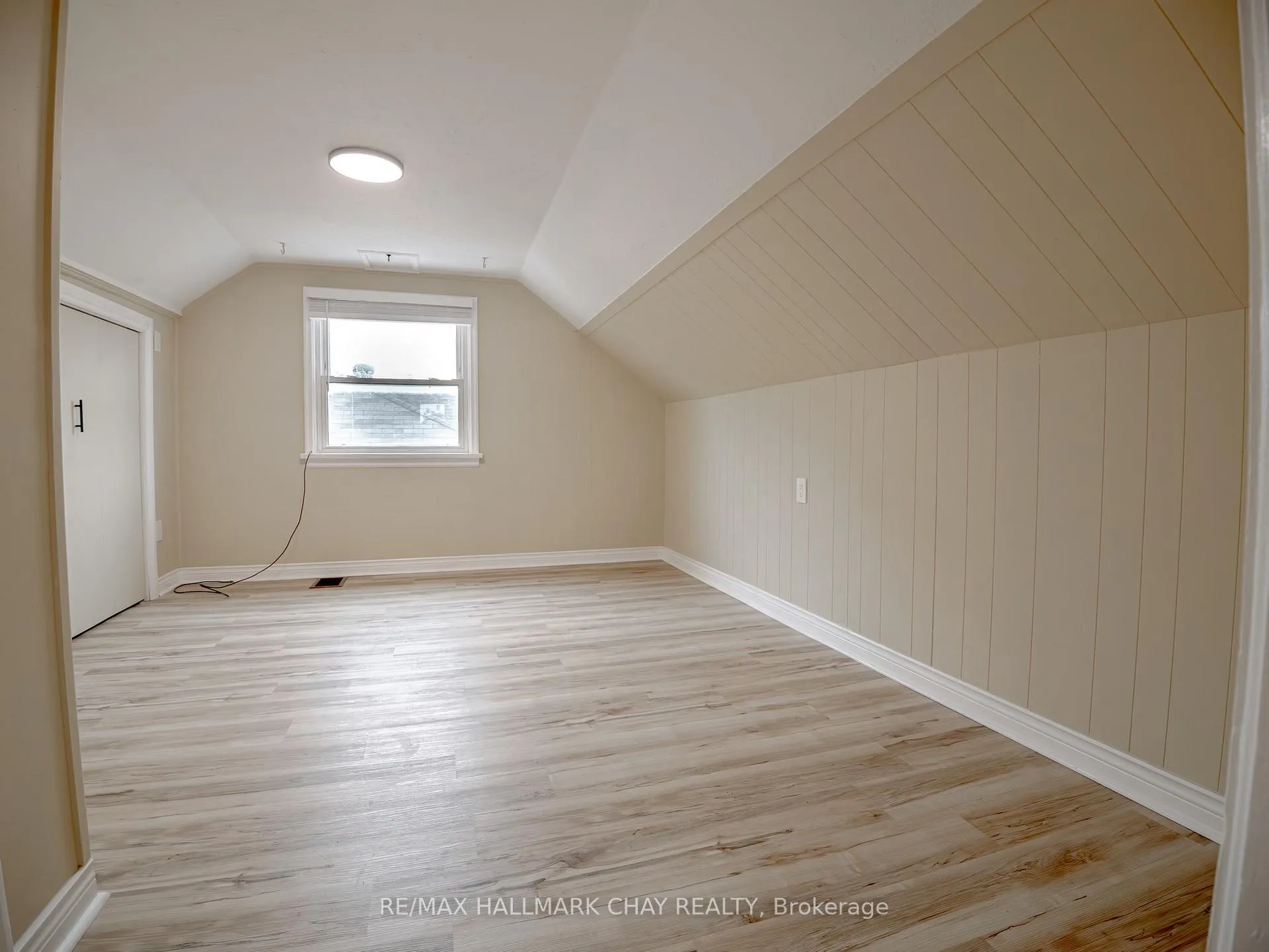 Photo 11 of Unit Upper, 100 Donald Street, Barrie, Lakeshore — HOMEH