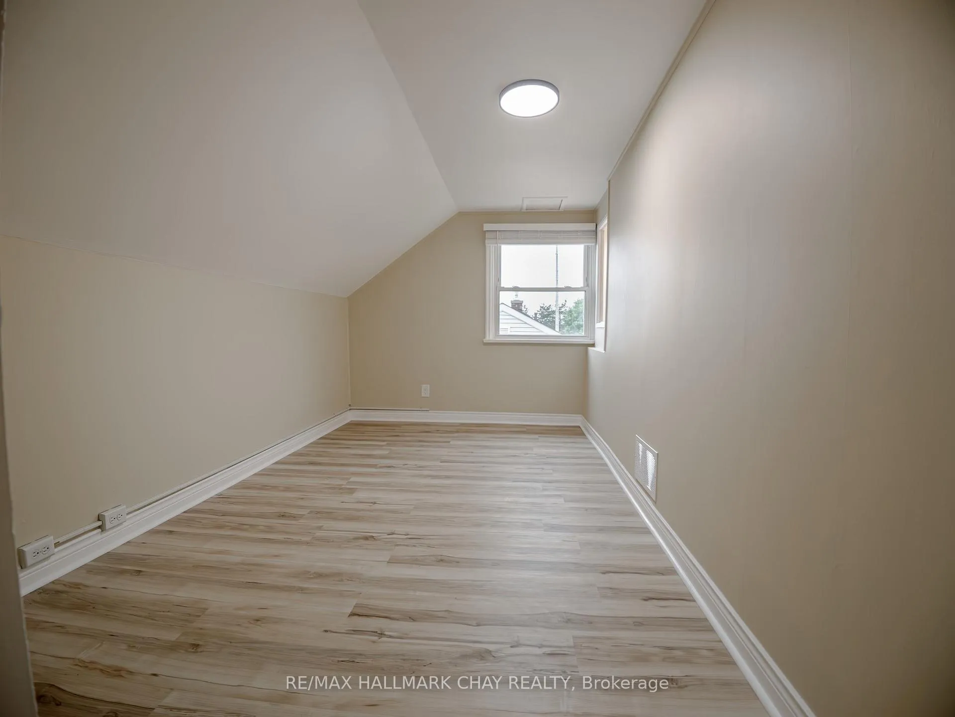 Photo 12 of Unit Upper, 100 Donald Street, Barrie, Lakeshore — HOMEH