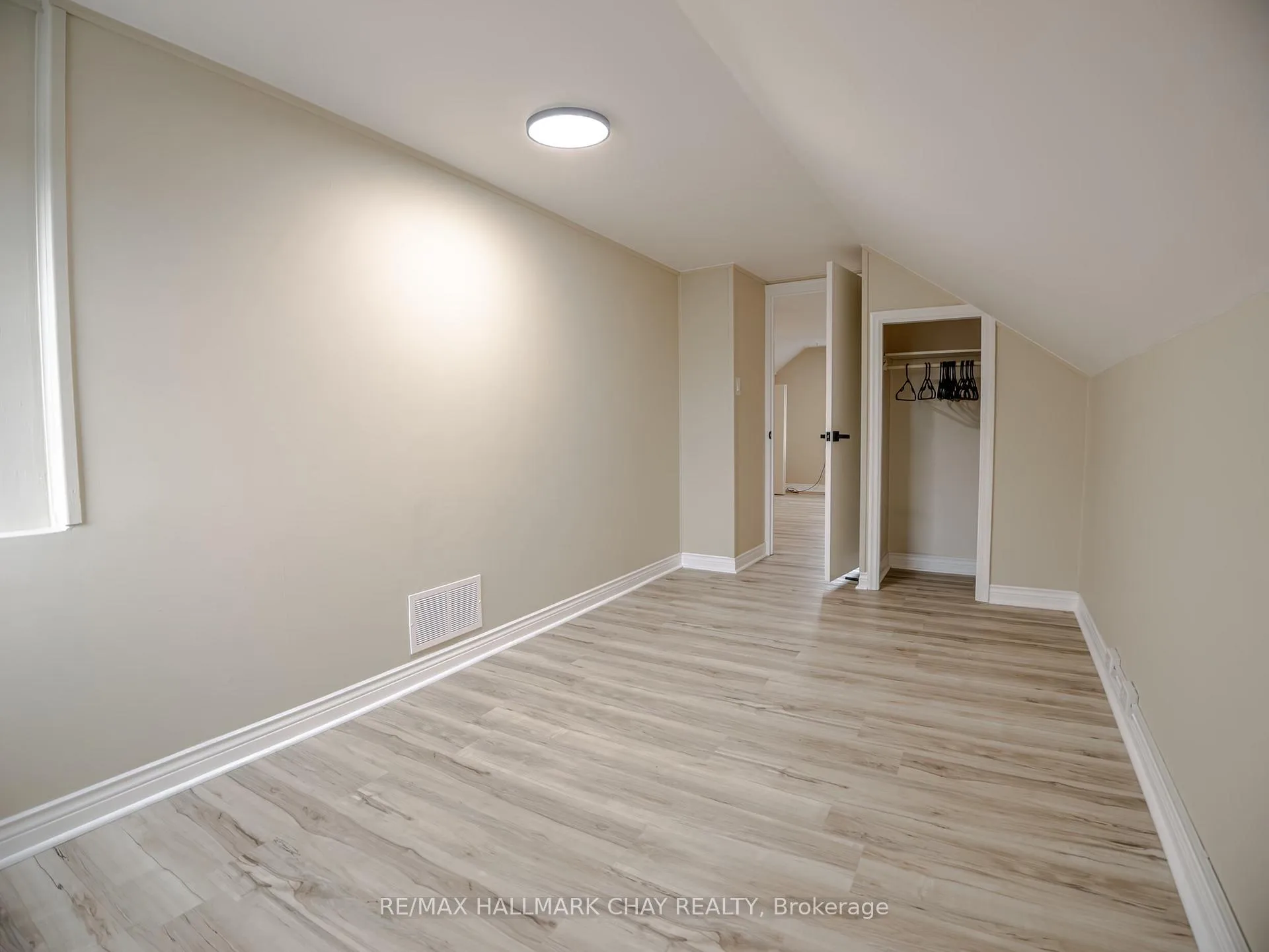 Photo 14 of Unit Upper, 100 Donald Street, Barrie, Lakeshore — HOMEH