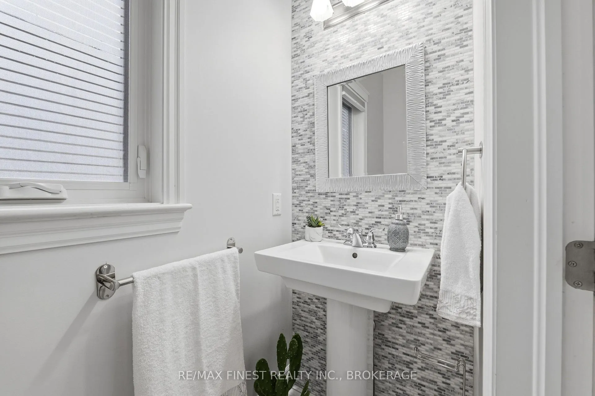 Photo 7 of 1298 Carfa Crescent, Kingston, City Northwest — HOMEH