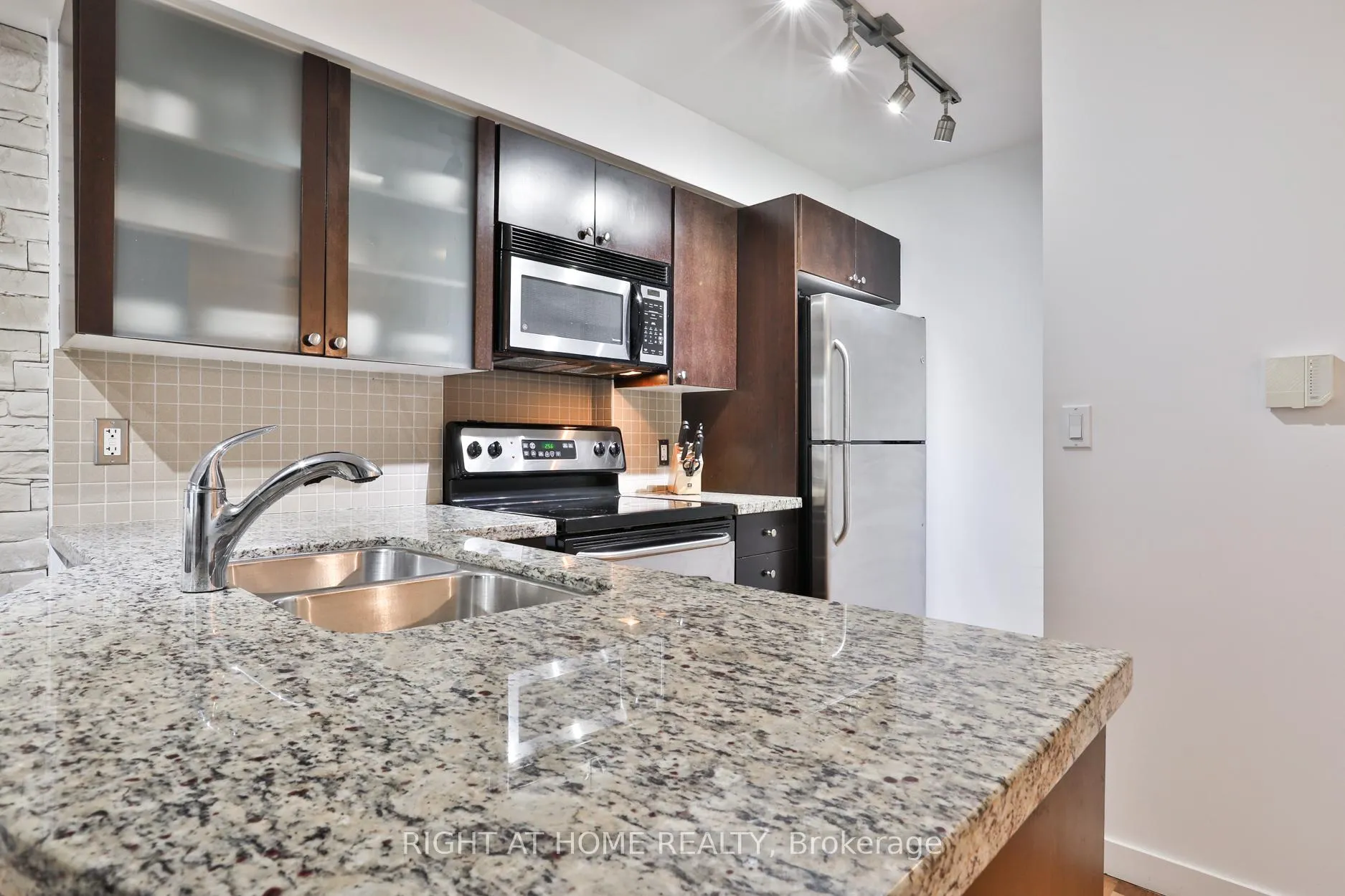 Photo 3 of Unit 613, 1005 King Street W, Toronto, Niagara — HOMEH