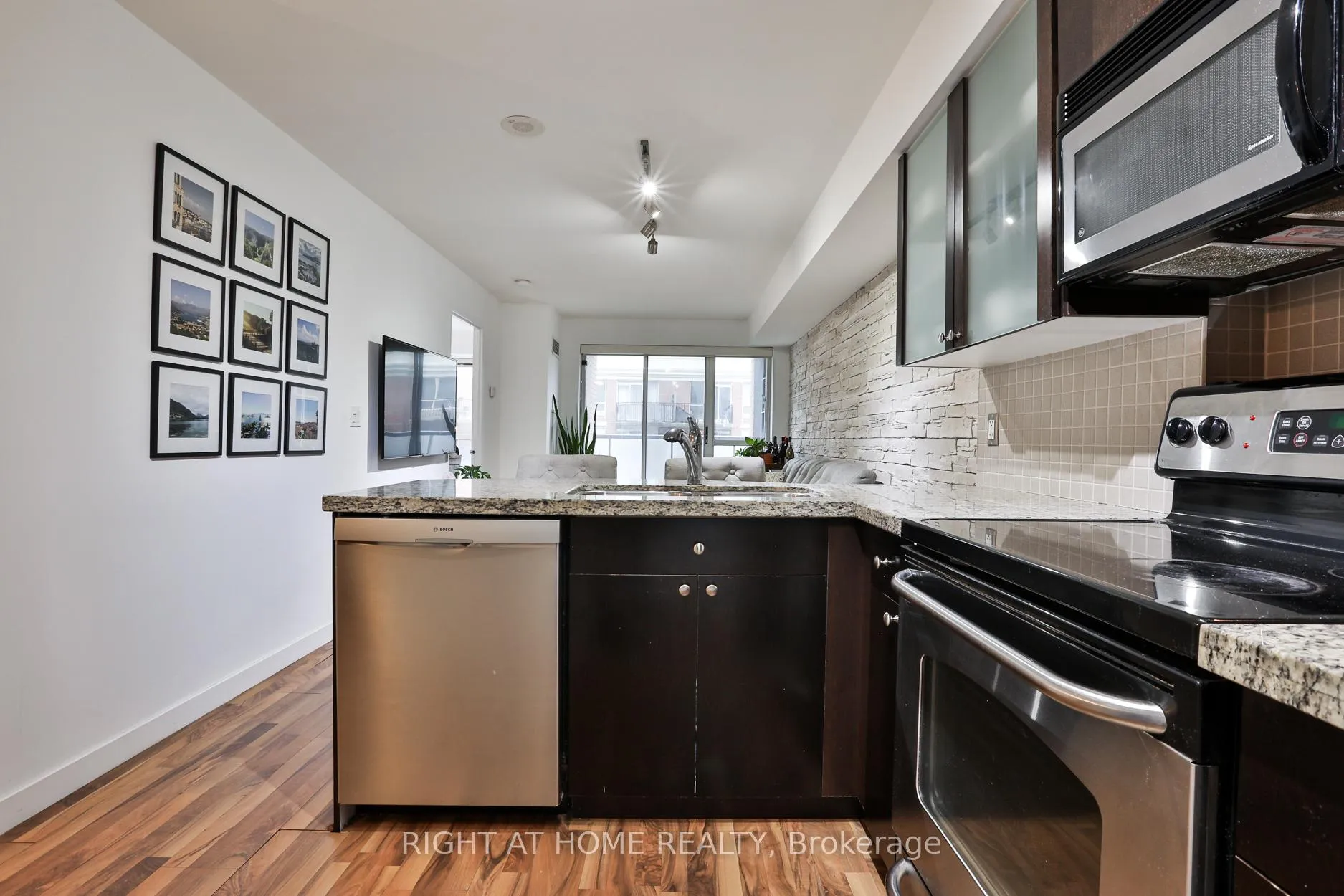 Photo 4 of Unit 613, 1005 King Street W, Toronto, Niagara — HOMEH