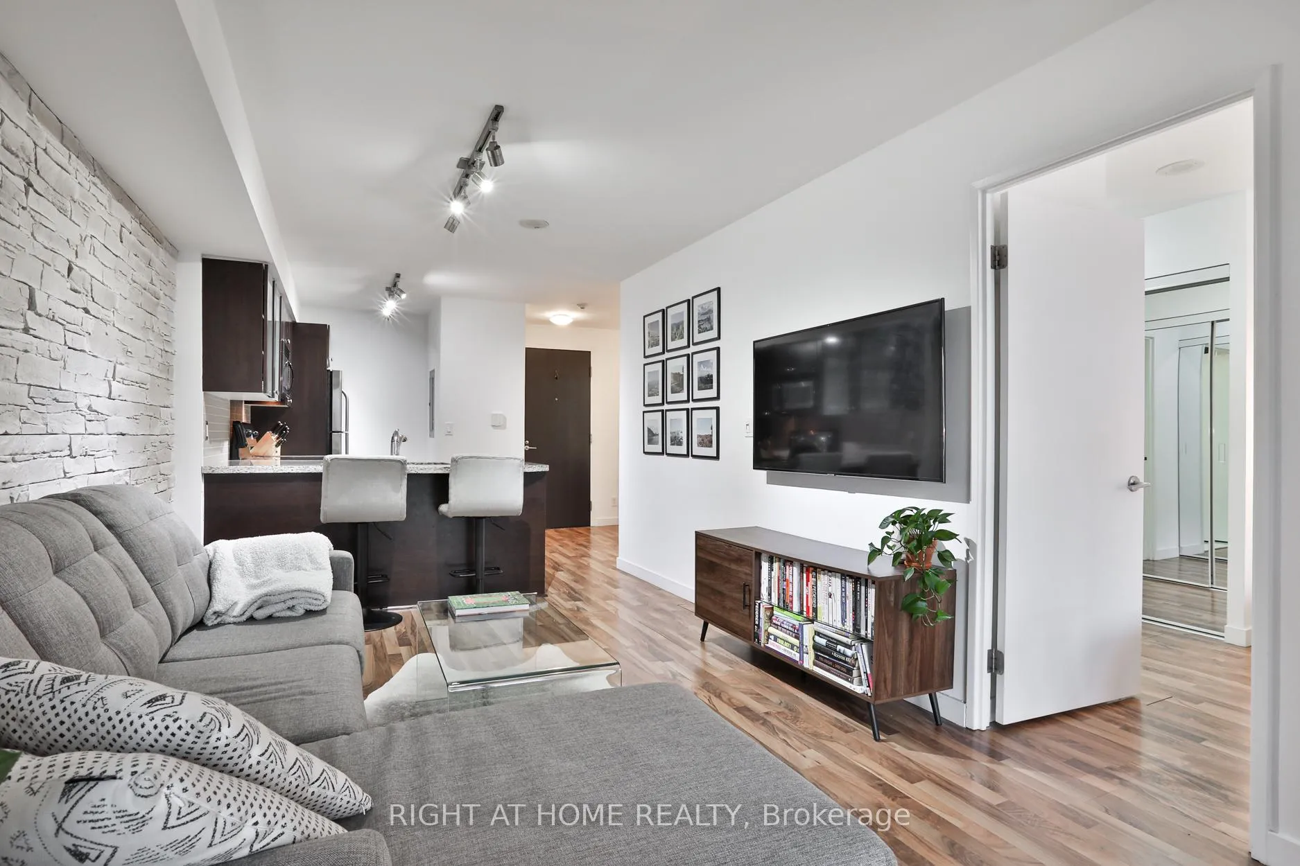 Photo 8 of Unit 613, 1005 King Street W, Toronto, Niagara — HOMEH