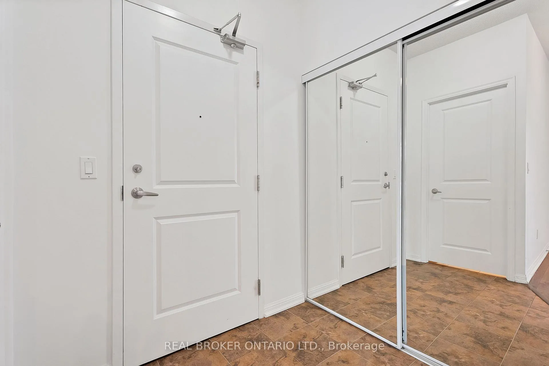 Photo 4 of Unit 2603, 628 Fleet Street, Toronto, Niagara — HOMEH