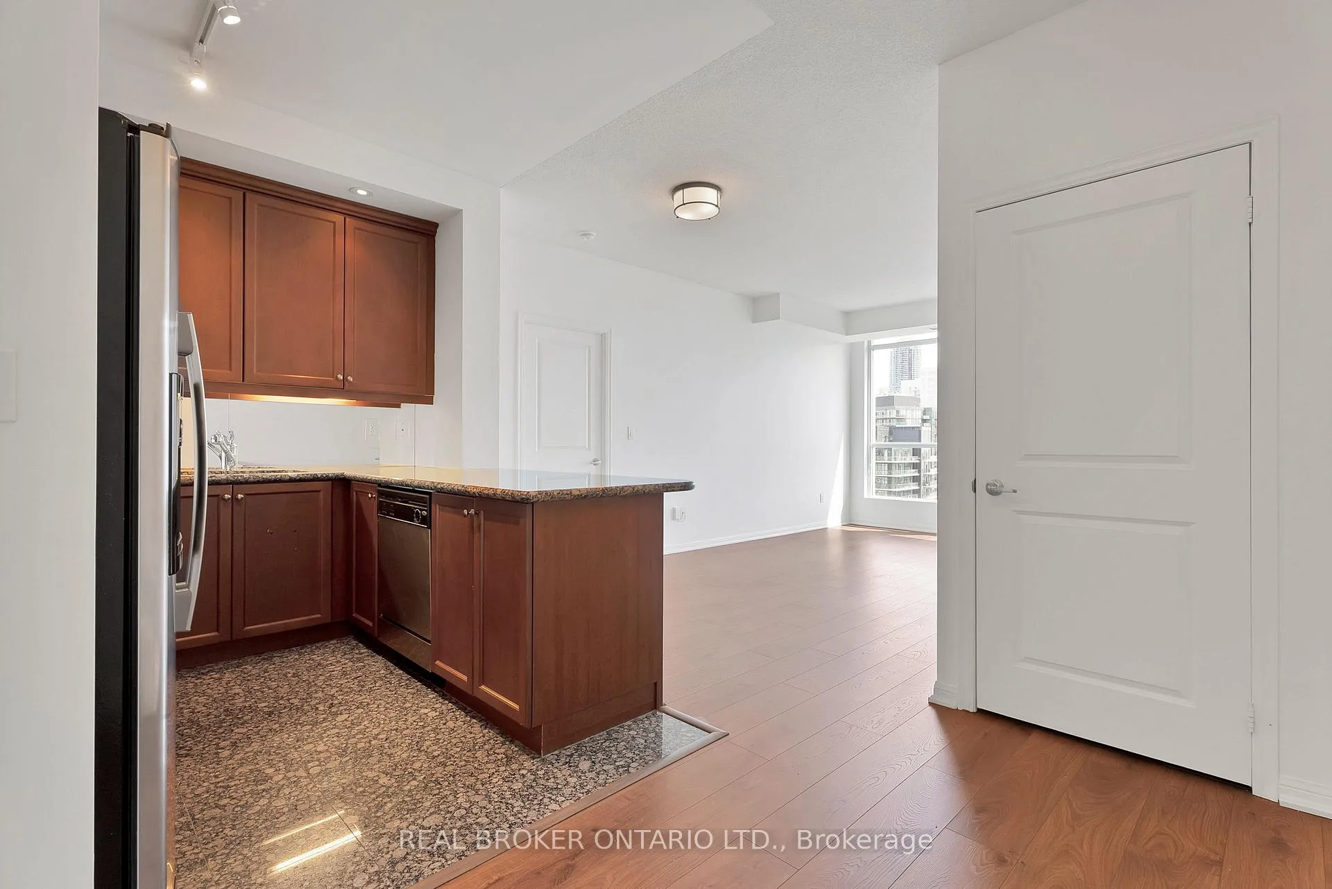 Photo 5 of Unit 2603, 628 Fleet Street, Toronto, Niagara — HOMEH
