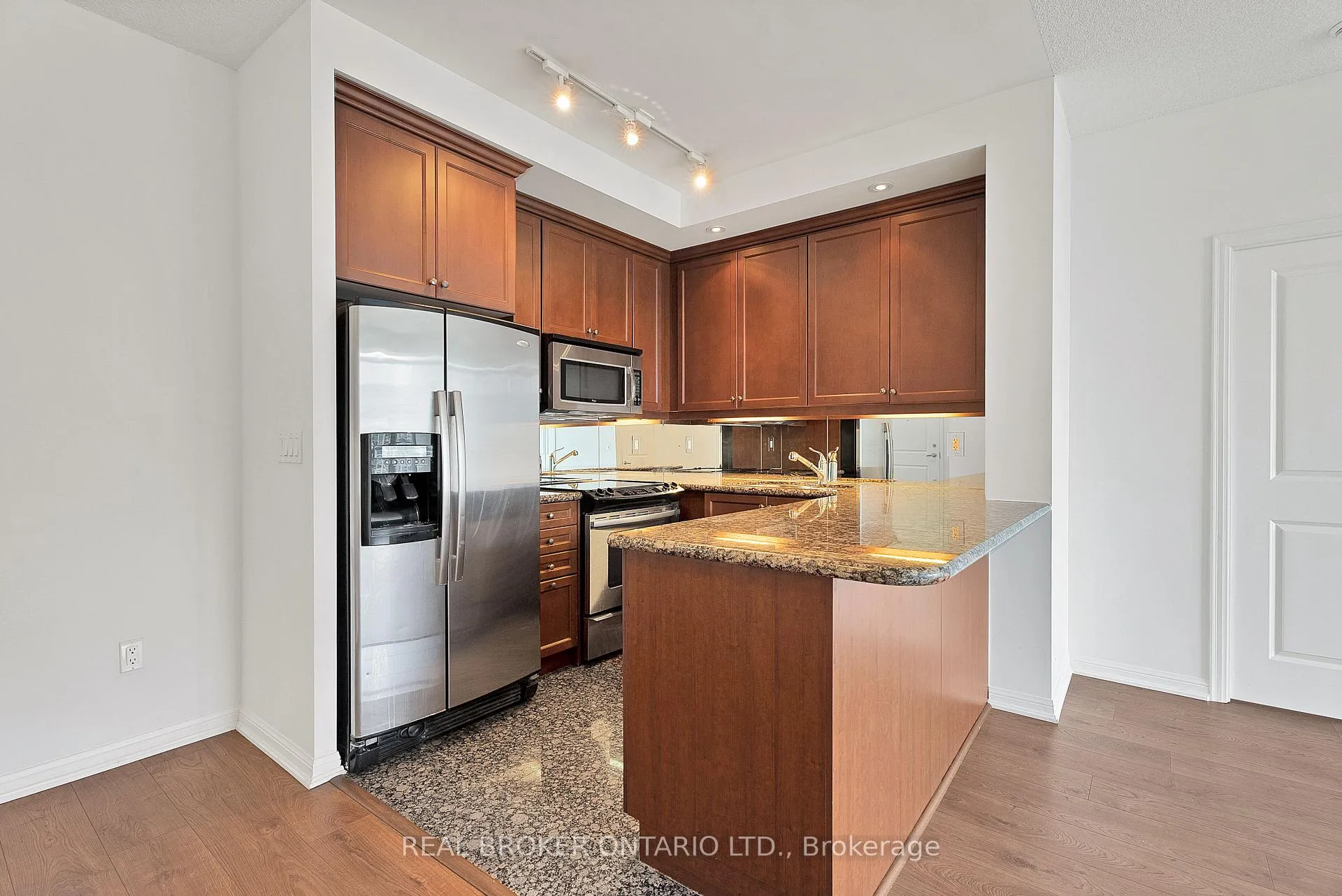 Photo 6 of Unit 2603, 628 Fleet Street, Toronto, Niagara — HOMEH
