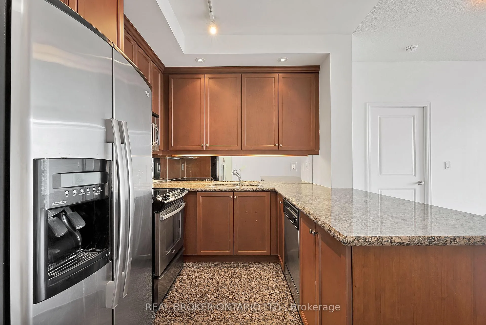 Photo 8 of Unit 2603, 628 Fleet Street, Toronto, Niagara — HOMEH