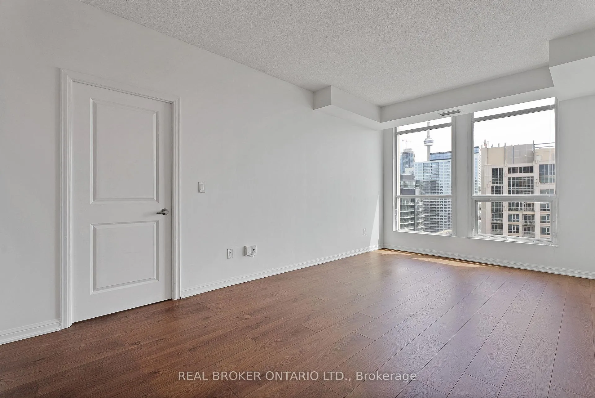 Photo 10 of Unit 2603, 628 Fleet Street, Toronto, Niagara — HOMEH