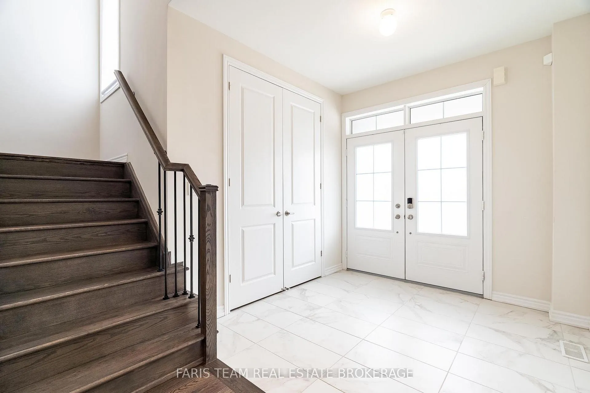 Photo 5 of 1559 Farrow Crescent, Innisfil, Rural Innisfil — HOMEH