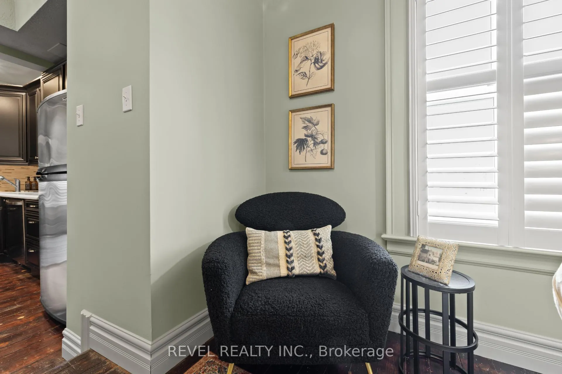 Photo of Unit A, 296 Queen Street